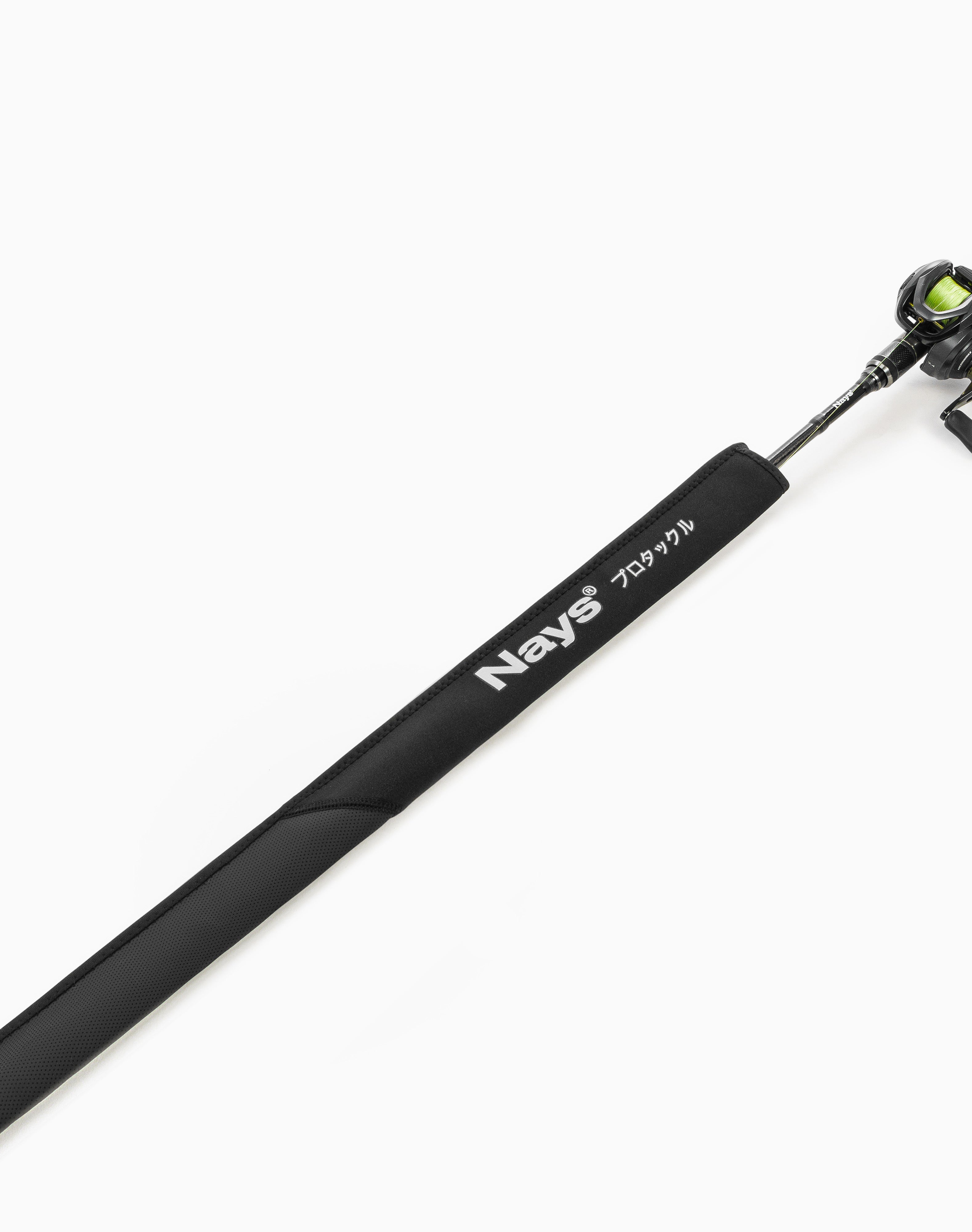 Nays Pro Tackle Rod Sleeve in Schwarz, eine schützende Rutentasche für Angelruten aus Neopren. Auf diesem Bild teilweise über eine montierte Bait-Cast-Angelrute gezogen.