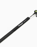 Nays Pro Tackle Rod Sleeve in Schwarz, eine schützende Rutentasche für Angelruten aus Neopren. Auf diesem Bild teilweise über eine montierte Bait-Cast-Angelrute gezogen.