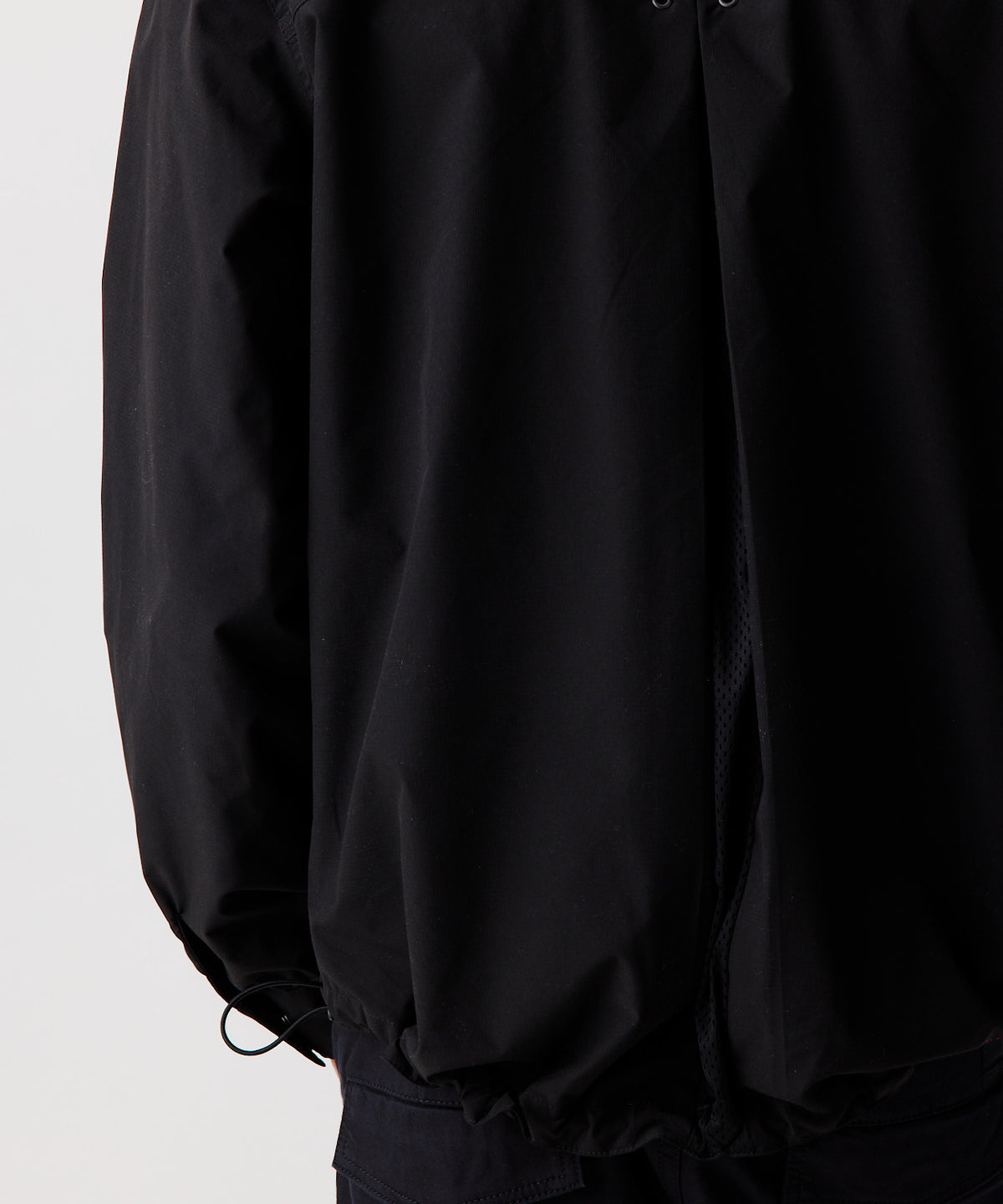 Nays Utility Shirt, eine leichte Shirt-Jacke mit Reverskragen, aufgesetzten Taschen, wasserabweisendem Finish und Fokus auf elastische Drawstrings.
