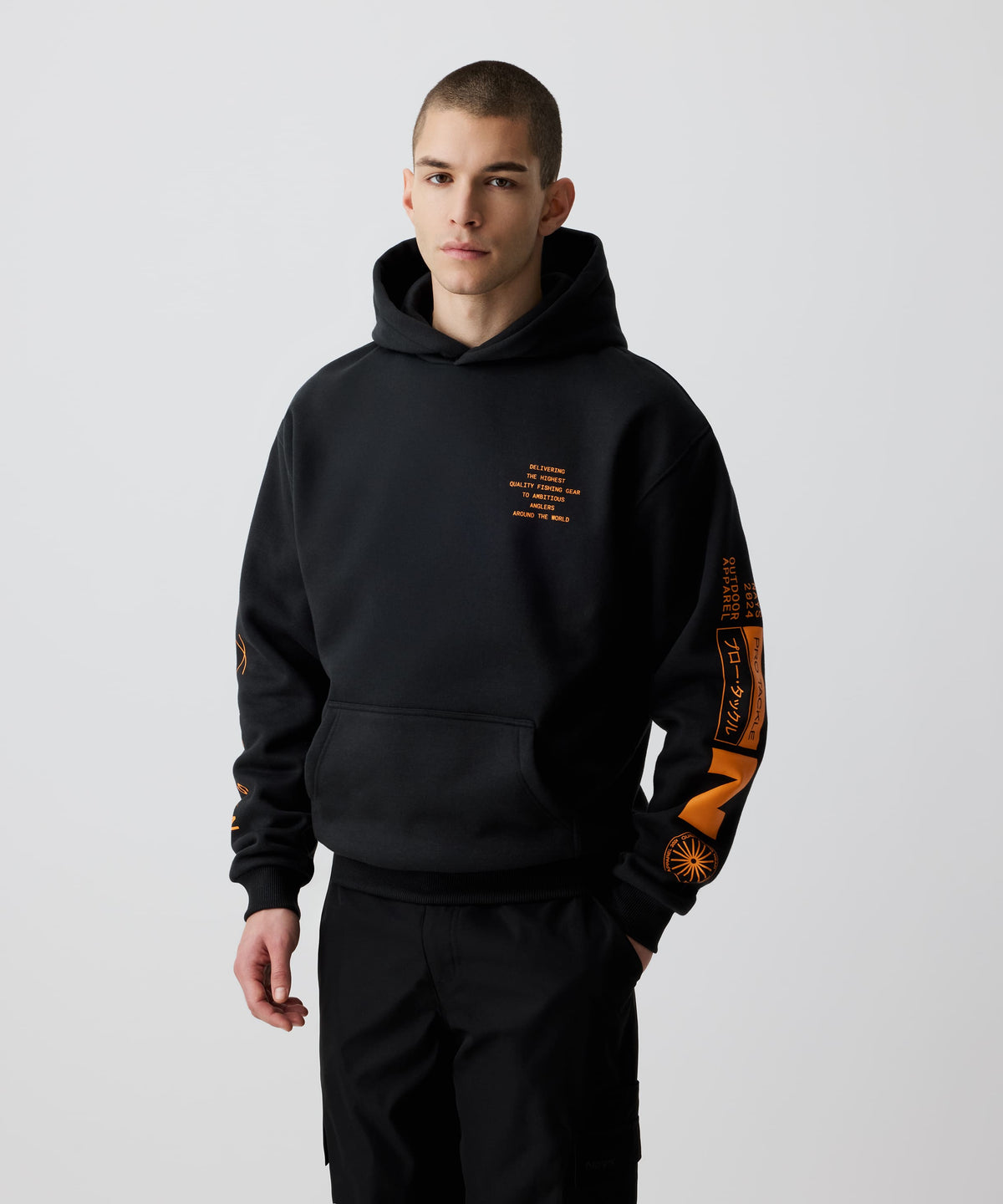 Ein Mann trägt den Nays Quote Hoodie mit auffälligem orangefarbenem Grafik-Print, ideal für den Alltag durch komfortable Fleece-Innenseite und lässigen Schnitt.