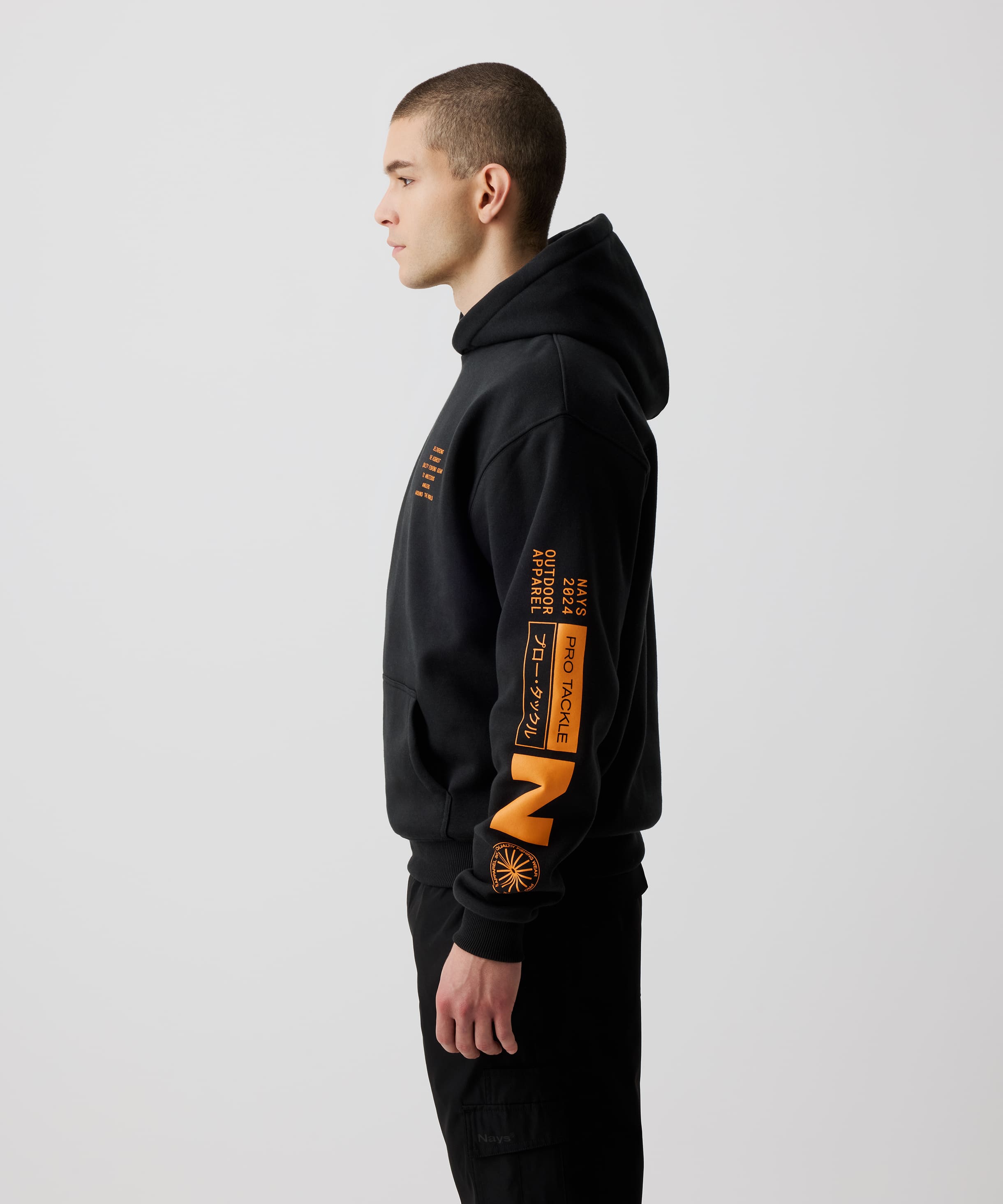 Ein Mann trägt den Nays Quote Hoodie mit auffälligem orangefarbenem Grafik-Print im Seitenprofil, ideal für Alltag und Layering, aus Baumwolle-Polyester-Mix für Komfort und Wärme.