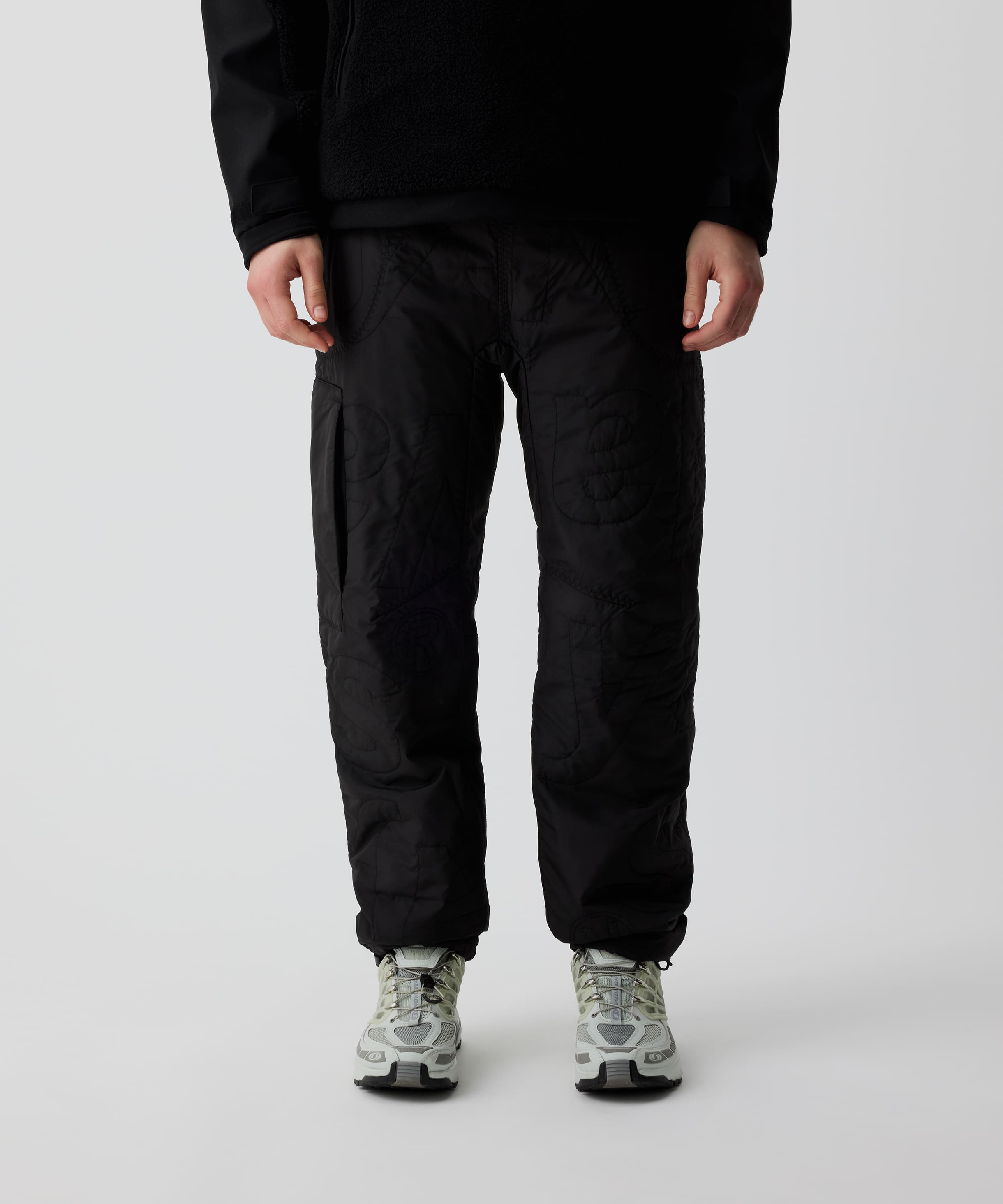 Nays Thermo Hose, getragen von Person, mit weißen Sneakern. Sichtbar sind der elastische Bund und praktische Taschen, ideal für kaltes Wetter und Outdoor-Aktivitäten.