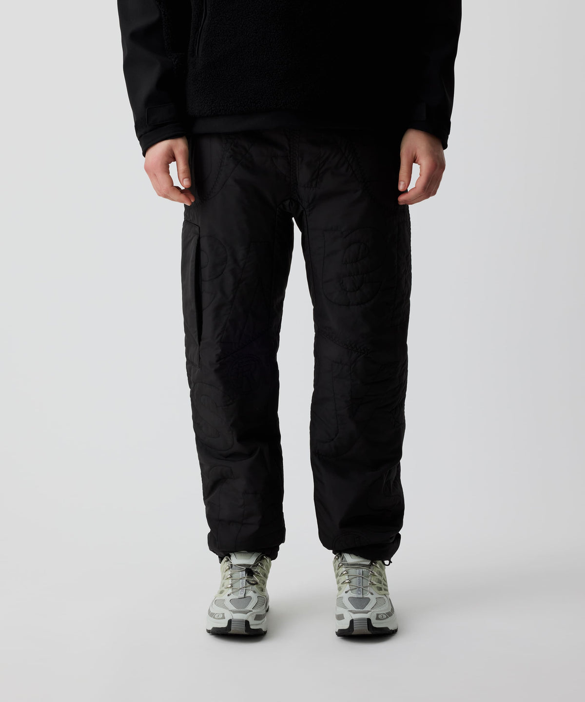 Nays Thermo Hose, getragen von Person, mit weißen Sneakern. Sichtbar sind der elastische Bund und praktische Taschen, ideal für kaltes Wetter und Outdoor-Aktivitäten.