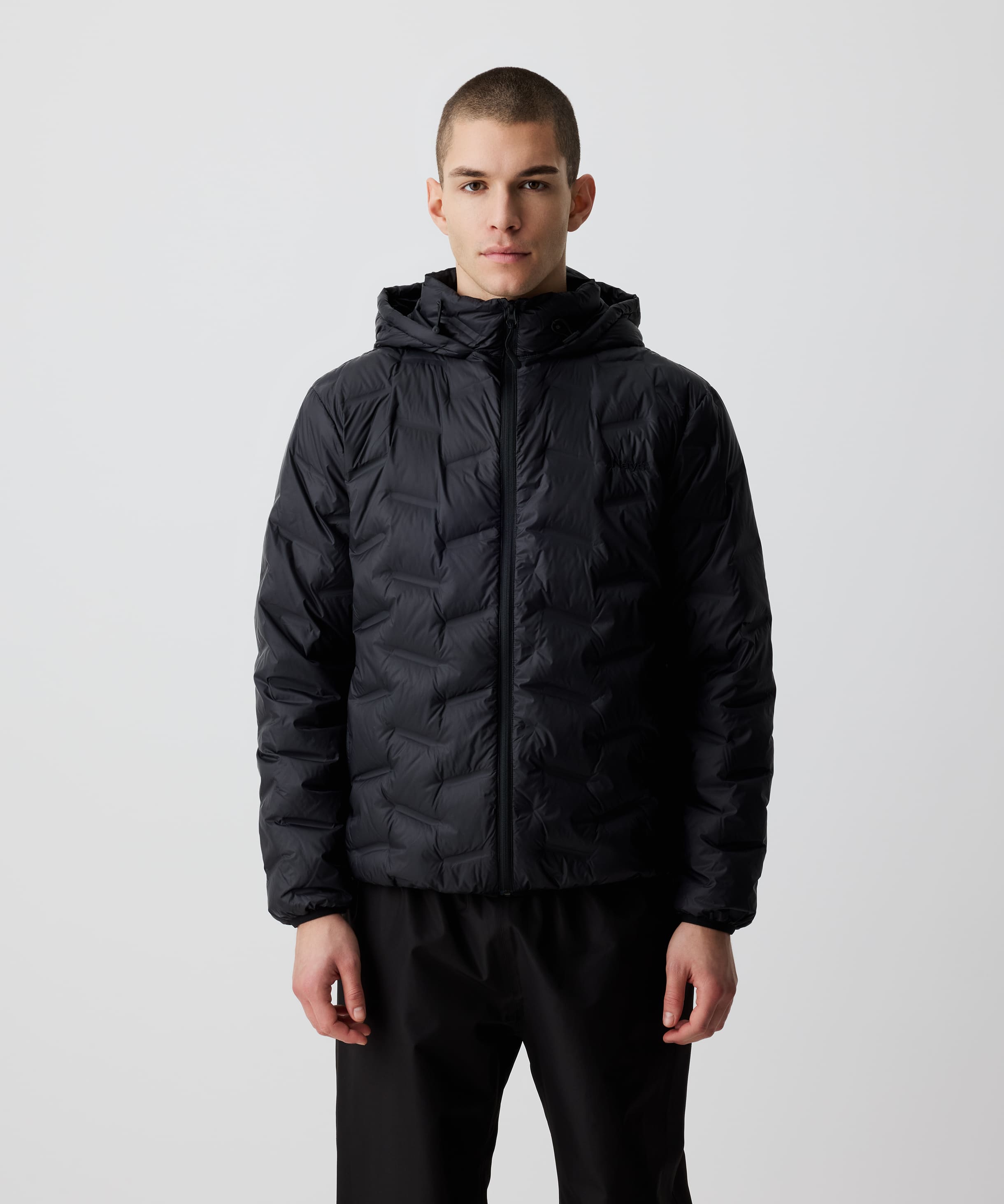 Ein Mann trägt die Nays Lightweight Down Jacket mit Kapuze, Reißverschlüssen und Seitentaschen, ideal für kalte Tage und Outdoor-Abenteuer.