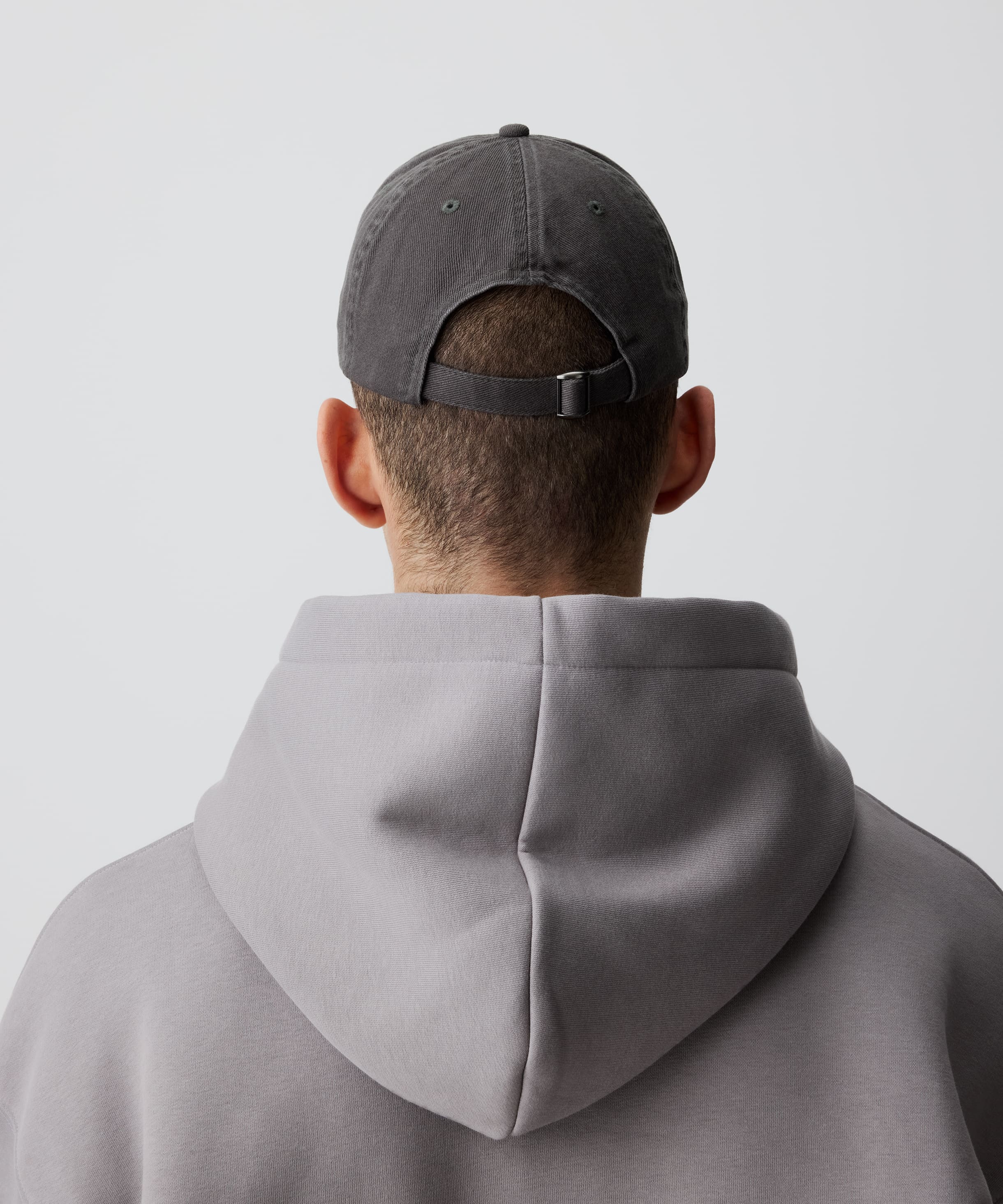 Mann trägt die Nays Sports Cap Washed mit charakteristischem Washed-Effekt, verstellbarer Passform, die modernen Stil und Komfort bietet.