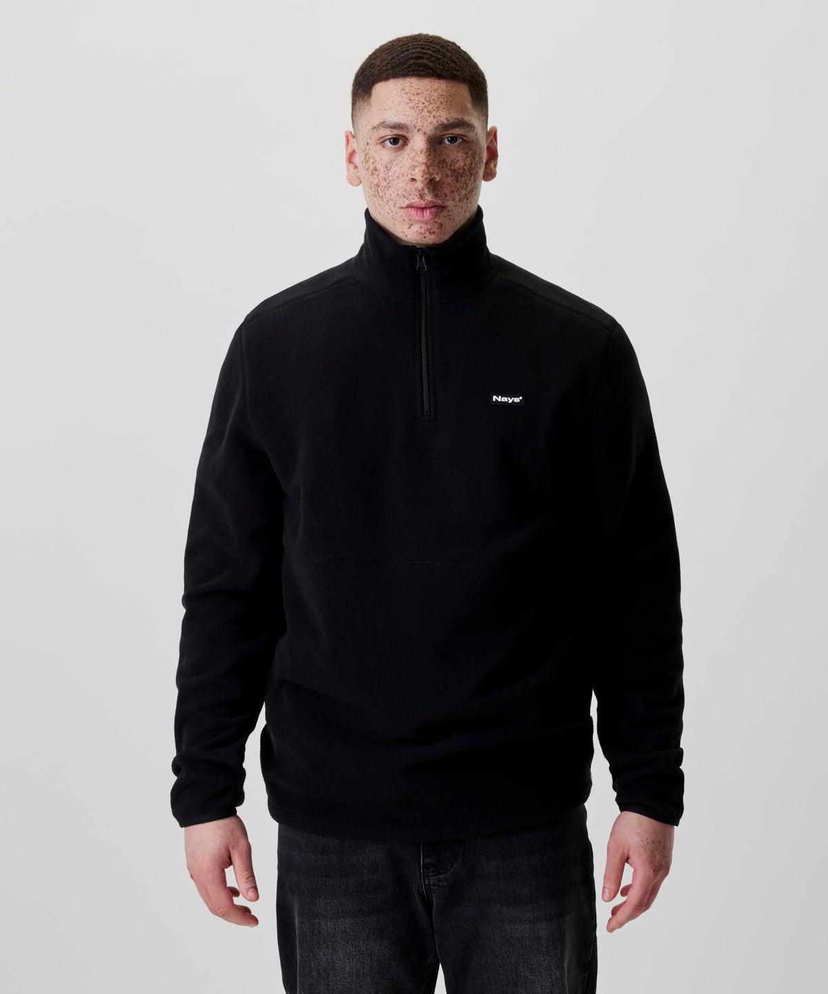 Schwarzer Herren Fleece-Pullover mit Stehkragen und halbem Reißverschluss von Nays, Vorderansicht.