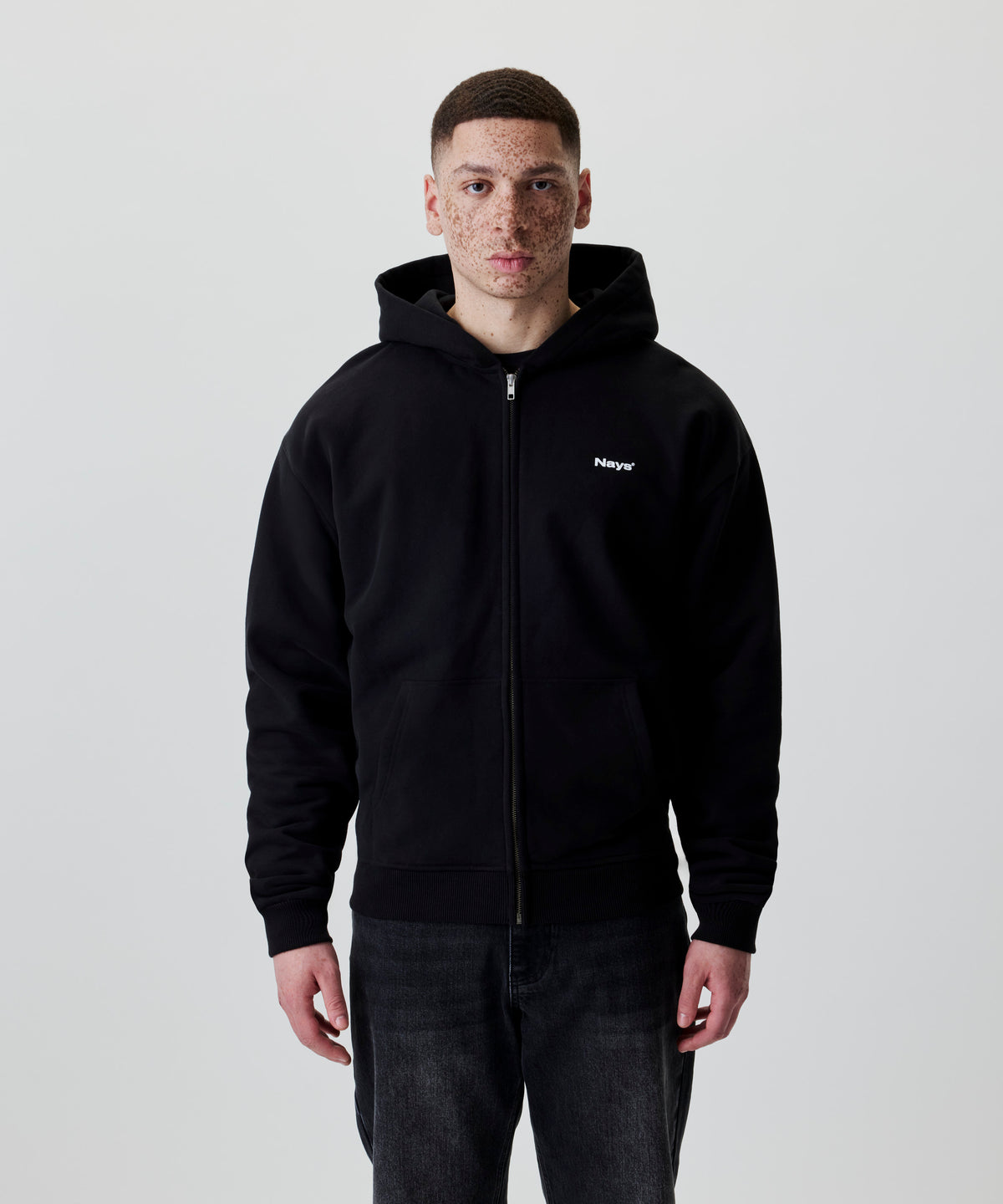 Schwarzer Zip-Hoodie mit "Nays"-Logo, Frontansicht