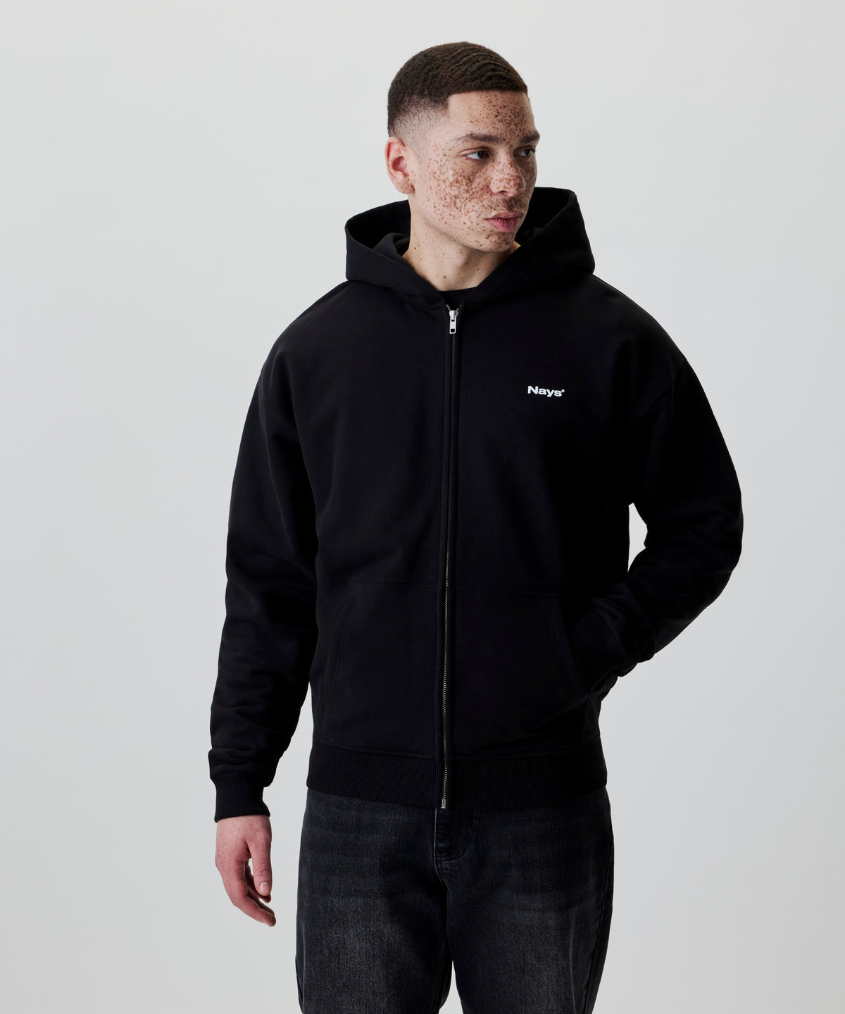 Schwarze Kapuzenjacke mit Nays Logo und Reißverschluss, Seitenansicht.