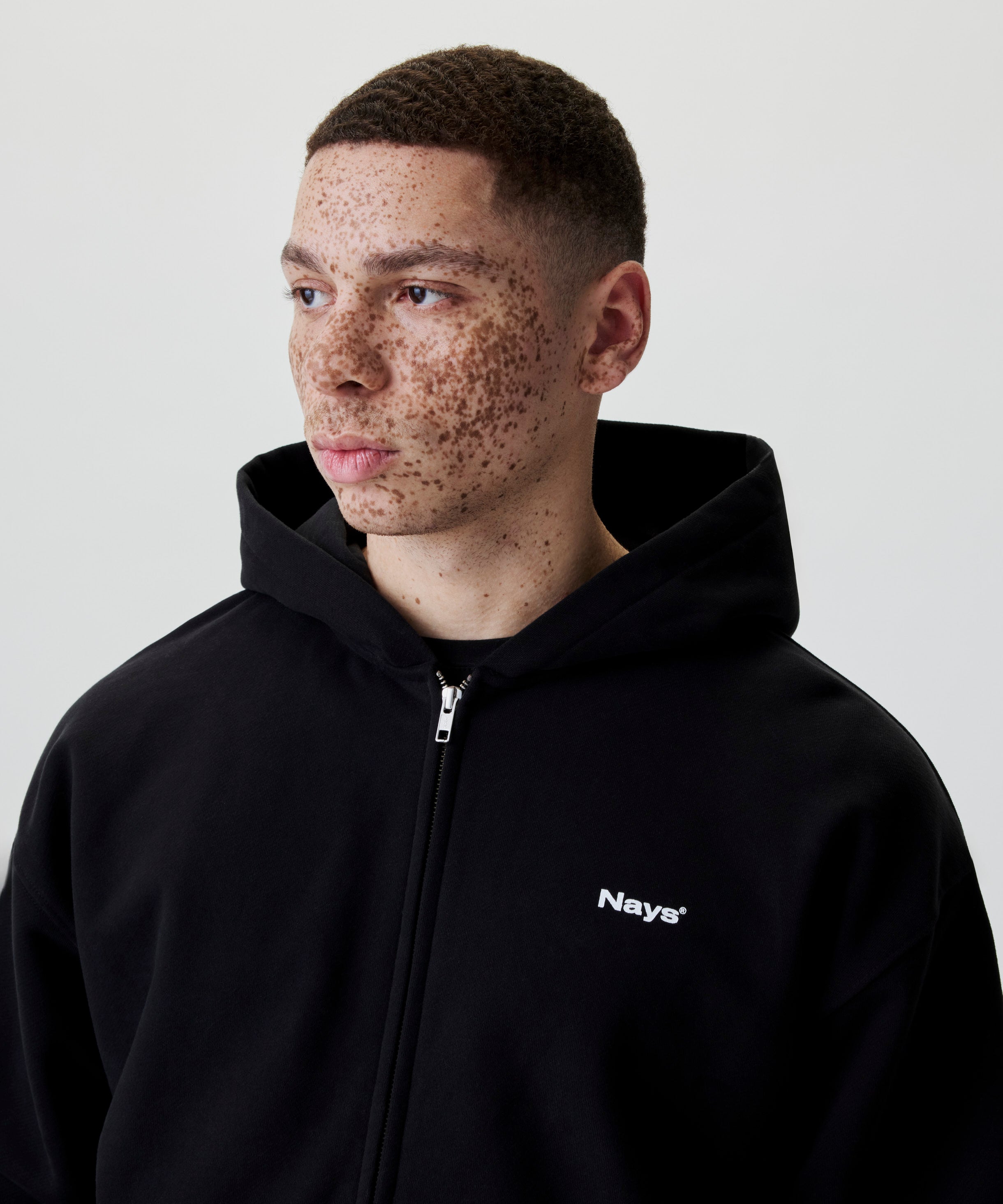Detailaufnahme schwarzer Hoodie mit Logo-Print.