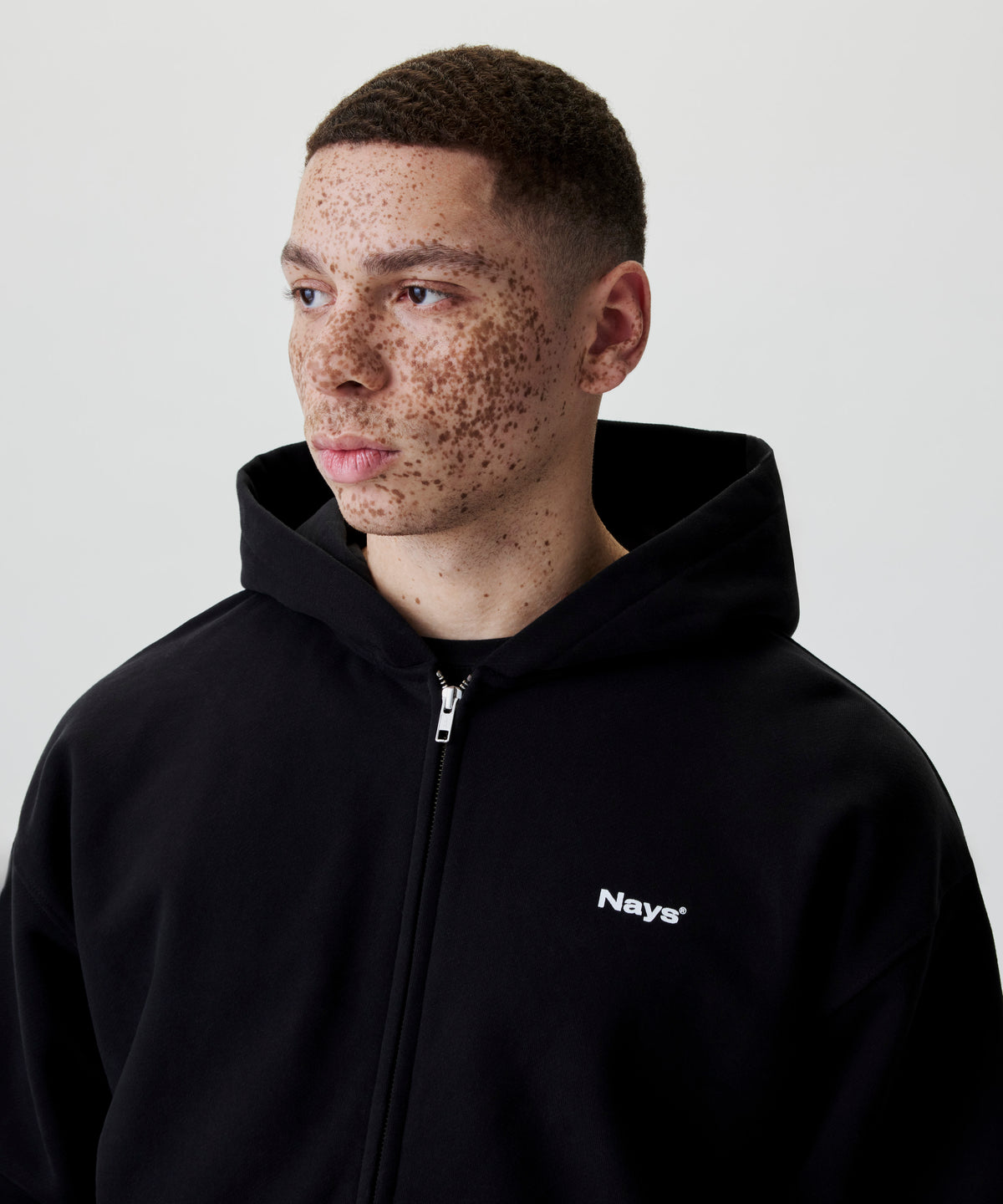 Detailaufnahme schwarzer Hoodie mit Logo-Print.