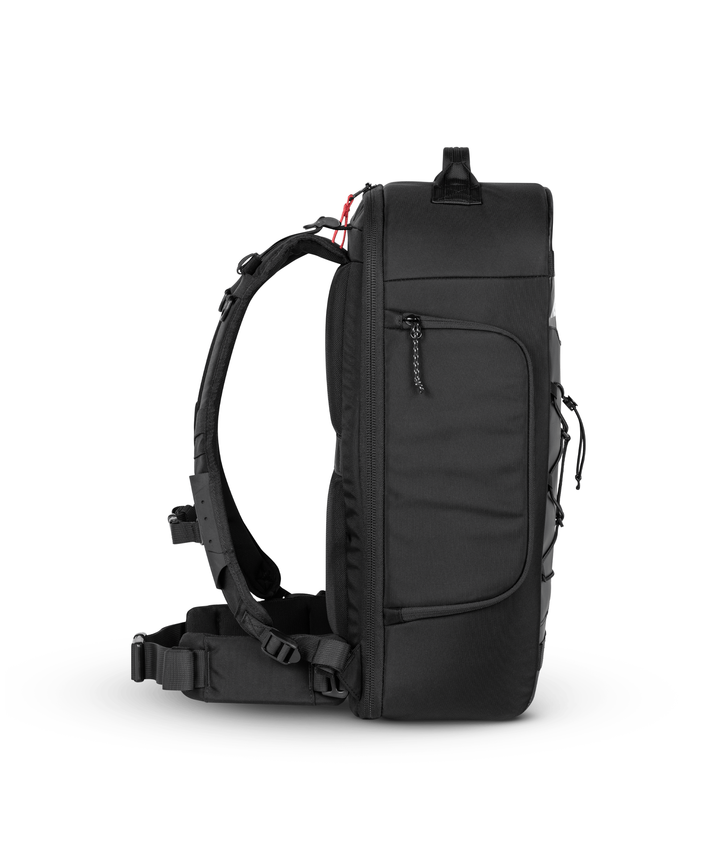 Das Bild zeigt einen schwarzen Rucksack in der Profilansicht. Gut zu erkennen sind Tragegurte und der Hüftgurt, sowie eine per Reißverschluss zu öffnende Seitentasche, die Zugriff zum Hauptfach gewährt.