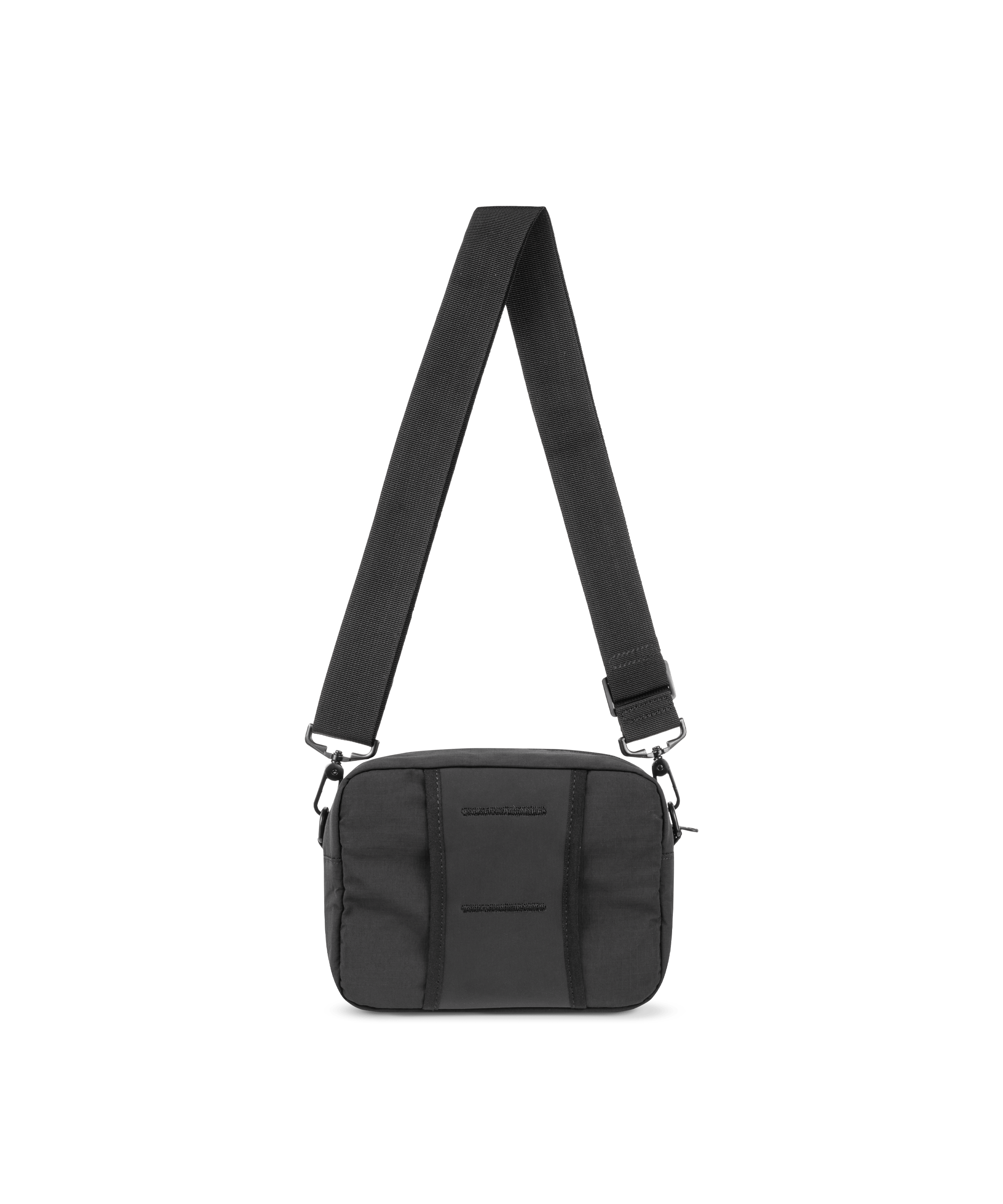 Das Bild zeigt eine schwarze Umhängetasche in der Rückansicht. Zu erkennen ein in der Länge verstellbarer und abnehmbarer Tragegurt, sowie eine verstärkte Schlaufe, die es ermöglicht die Tasche als Gürteltasche zu tragen.