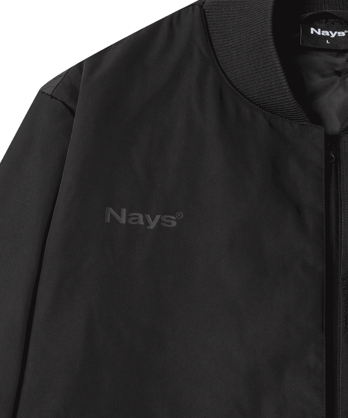 Detailansicht der Bomberjacke. Zu sehen ein Ausschnitt des Kragens und der Brust mit dem dezenten, tonalen Logo.