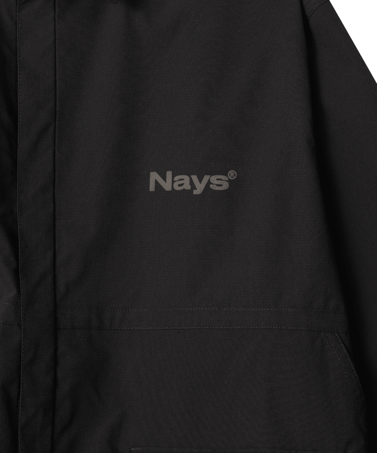Nays Utility Shirt, eine leichte Shirt-Jacke mit Reverskragen, aufgesetzten Taschen, wasserabweisendem Finish und elastischen Drawstrings. Fokus liegt auf der Brust und einem grau abgesetzten Logo.