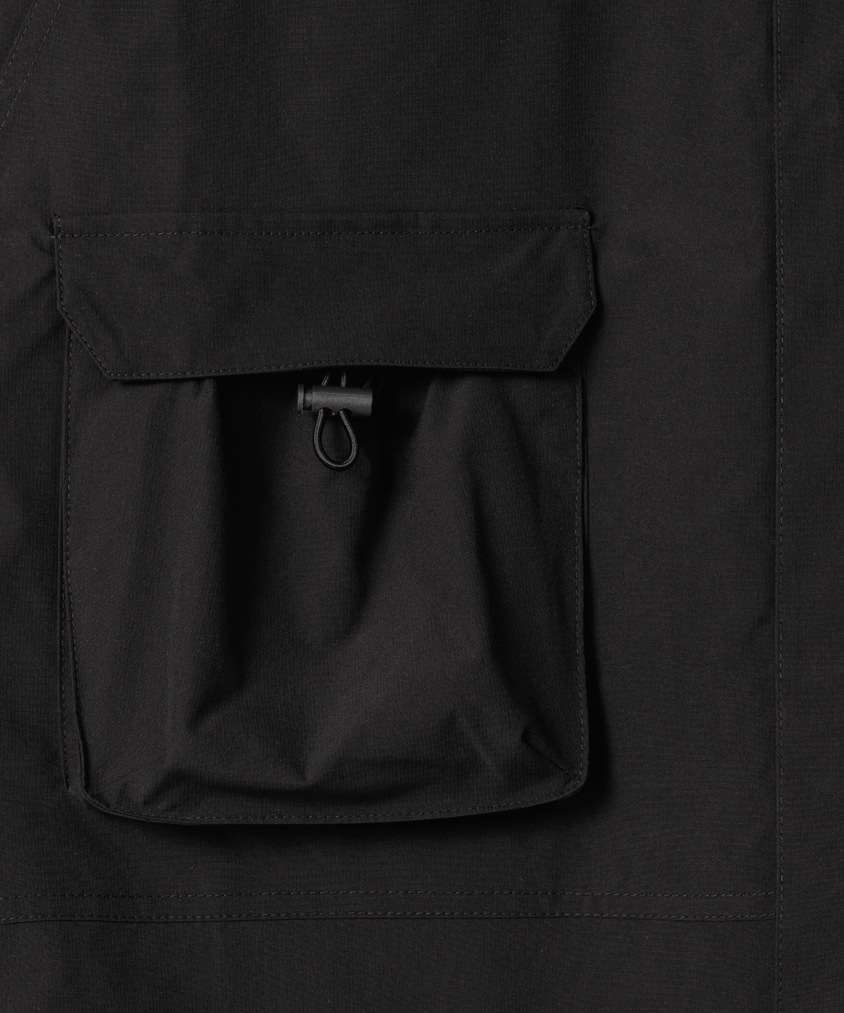 Nays Utility Shirt, eine leichte Shirt-Jacke mit Reverskragen, aufgesetzten Taschen, wasserabweisendem Finish und elastischen Drawstrings. Fokus liegt auf einer der beiden Bauchtaschen.