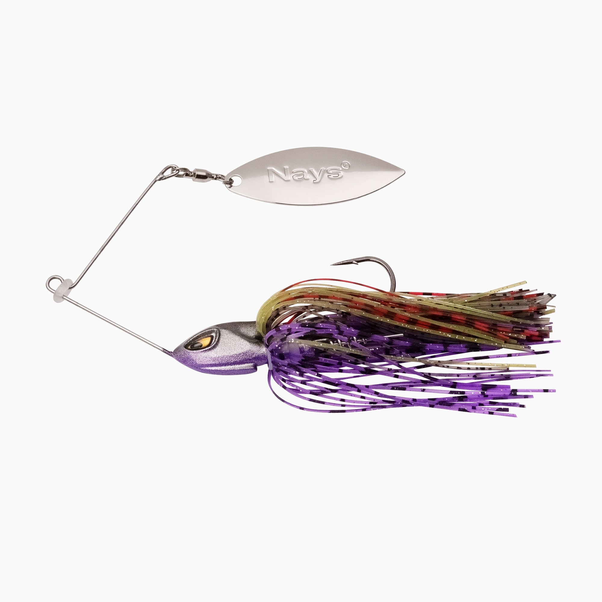 Das Bild zeigt einen Spinnerbait mit einem grau-lila Kopf mit realistischem Augen-Design, einem scharfen Einzelhaken, einer Spirale für den Trailer und einem rot-oliv-lila farbigen Fransenkleid. Ein silbernes Spinnerblatt ist an der oberen Achse befestigt.
