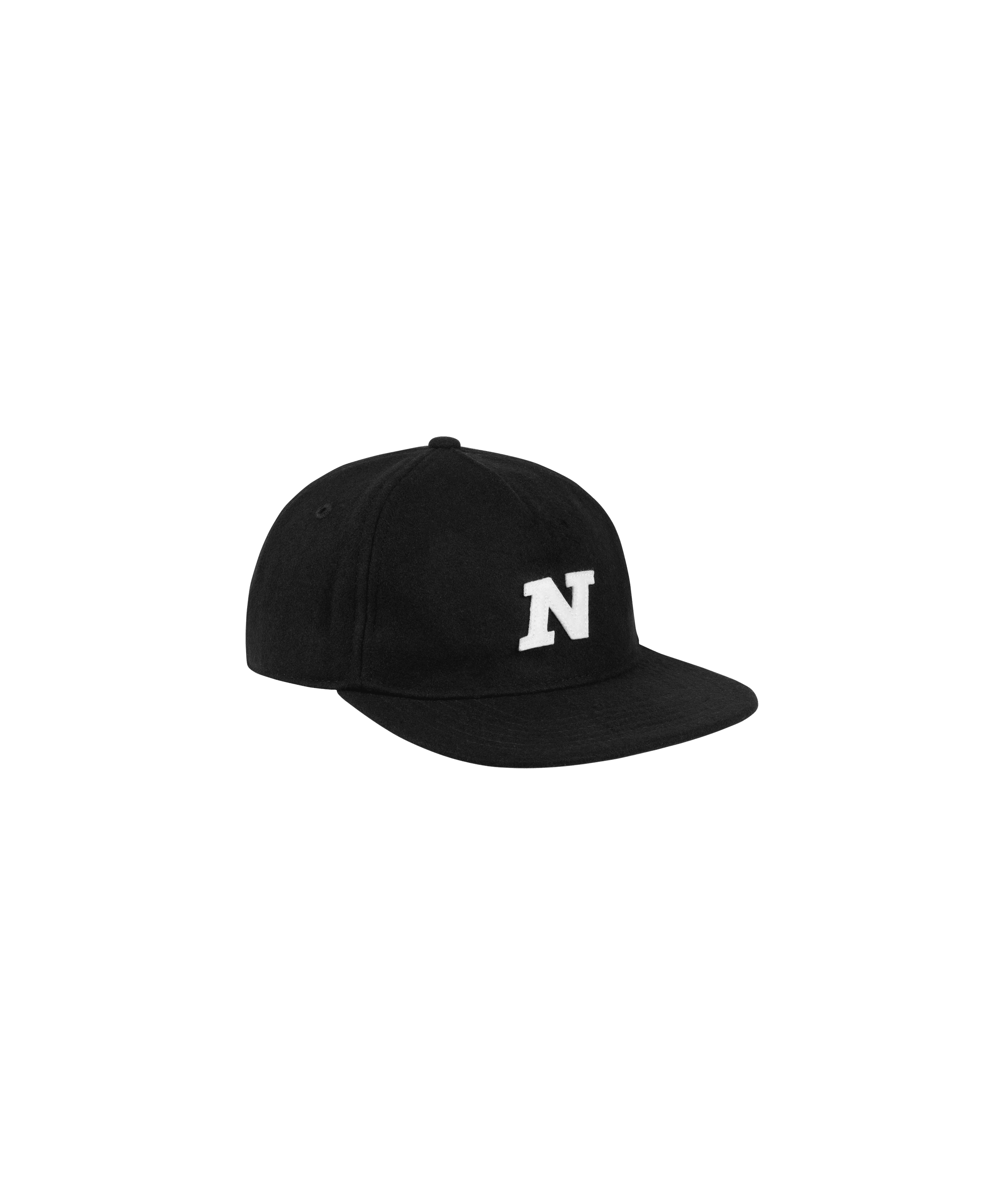 Nays Felt Cap: Klassisch-moderne, schwarze Filzkappe mit stilvollem „N“-Design, bietet eleganten Look und Tragekomfort.
