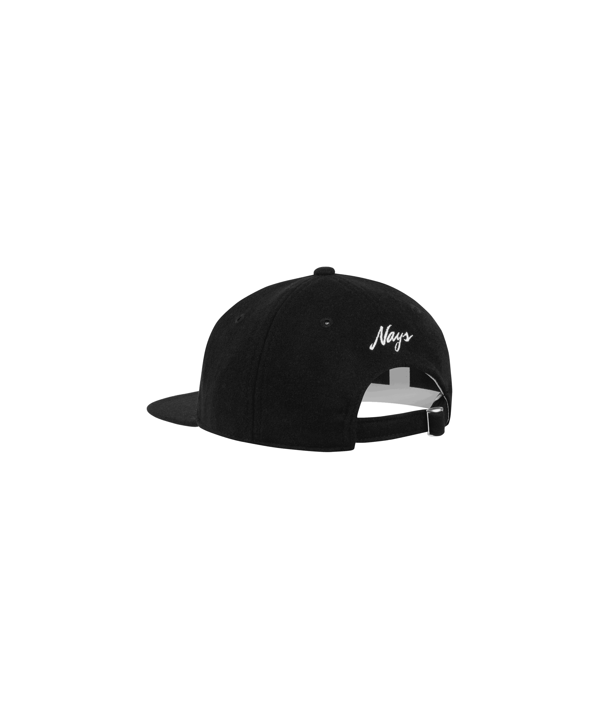 Schwarze Nays Felt Cap aus robustem Filz, in der Größe verstellbar,  mit weißem Logo von hinten betrachtet.