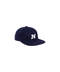 Nays Felt Cap aus blauem Filz mit weißem N, kombiniert zeitloses Design und Komfort, ideal für kühle Tage oder als stilvolles Accessoire.