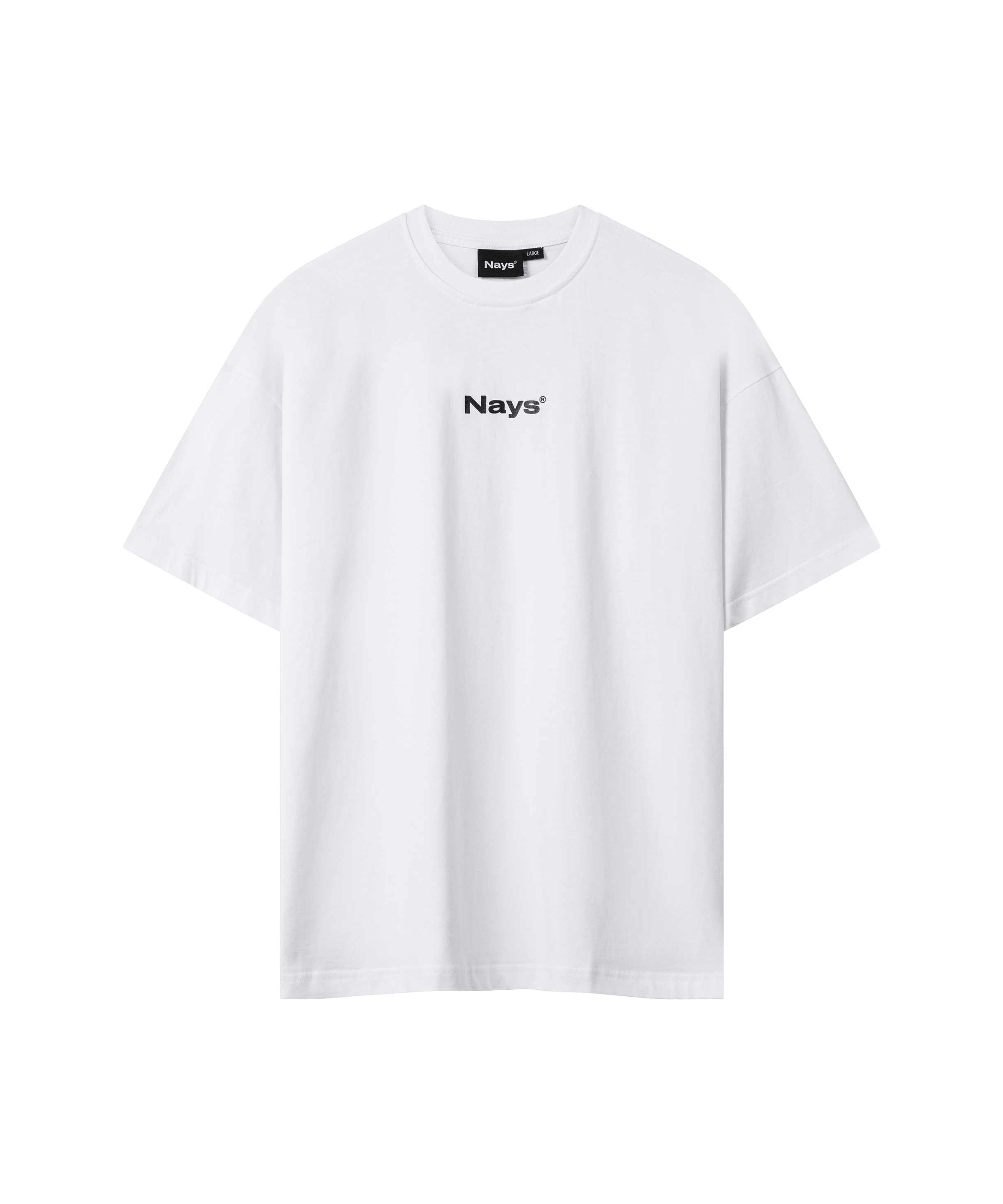 Das Bild zeigt ein weißes Basic T-Shirt mit kleinem, mittig auf der Brust platziertem schwarzen Nays-Logo-Print.
