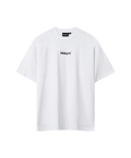 Das Bild zeigt ein weißes Basic T-Shirt mit kleinem, mittig auf der Brust platziertem schwarzen Nays-Logo-Print.
