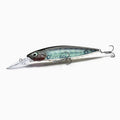 Ein schmaler Wobbler mit langer Tauchschaufel, Körper ist farblich abgestuft von schwarzem Rücken bis hin zu einem blau transparent schimmernden Bauch, rot brauner Kopf, realistisches Augen-Design, ausgestattet mit zwei Drillingshaken