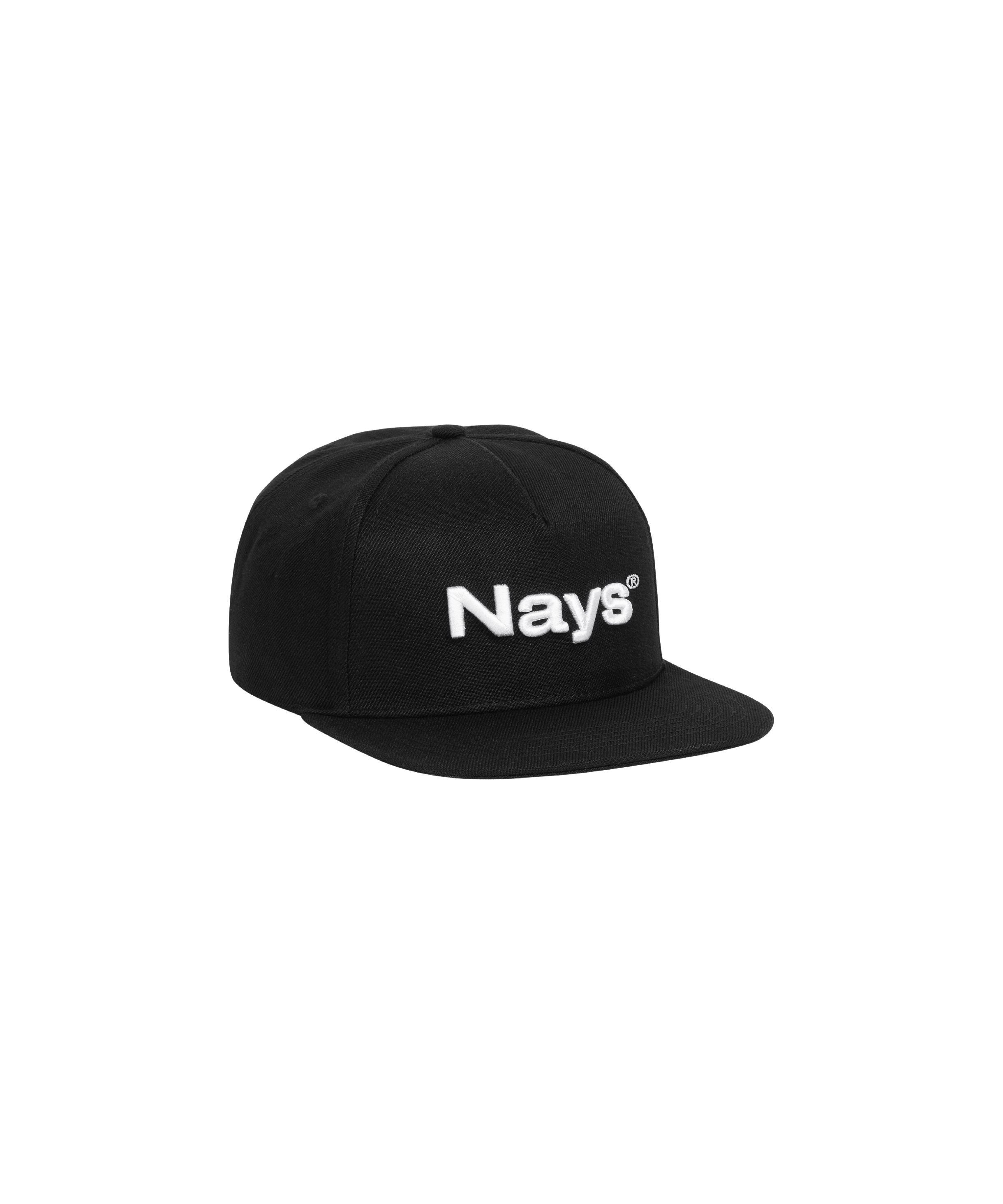 Das Bild zeigt eine schwarze Schirmmütze mit einem auffällig gestickten Nays Logo Schriftzug in weiß.