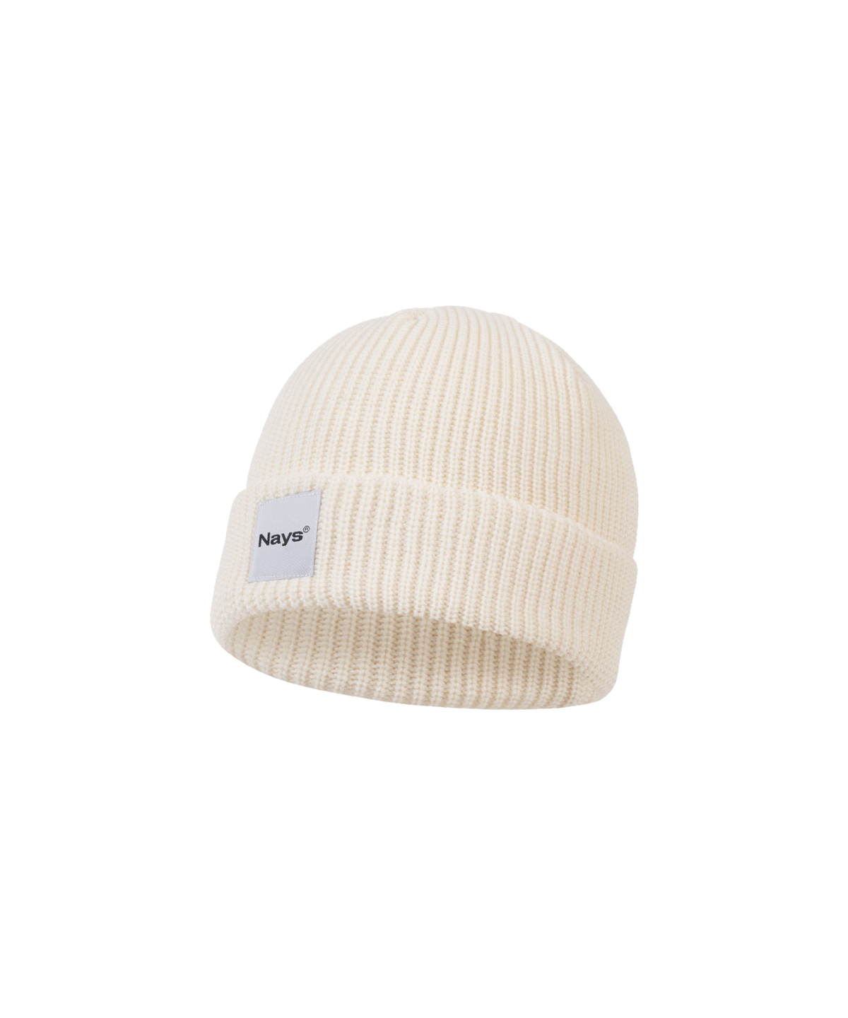 Creme-farbige Strickmütze mit breitem Umschlag in der Seiten-Perspektive. Auf dem Umschlag ist mittig ein weißes Etikett mit schwarzem Nays Logo Schriftzug.