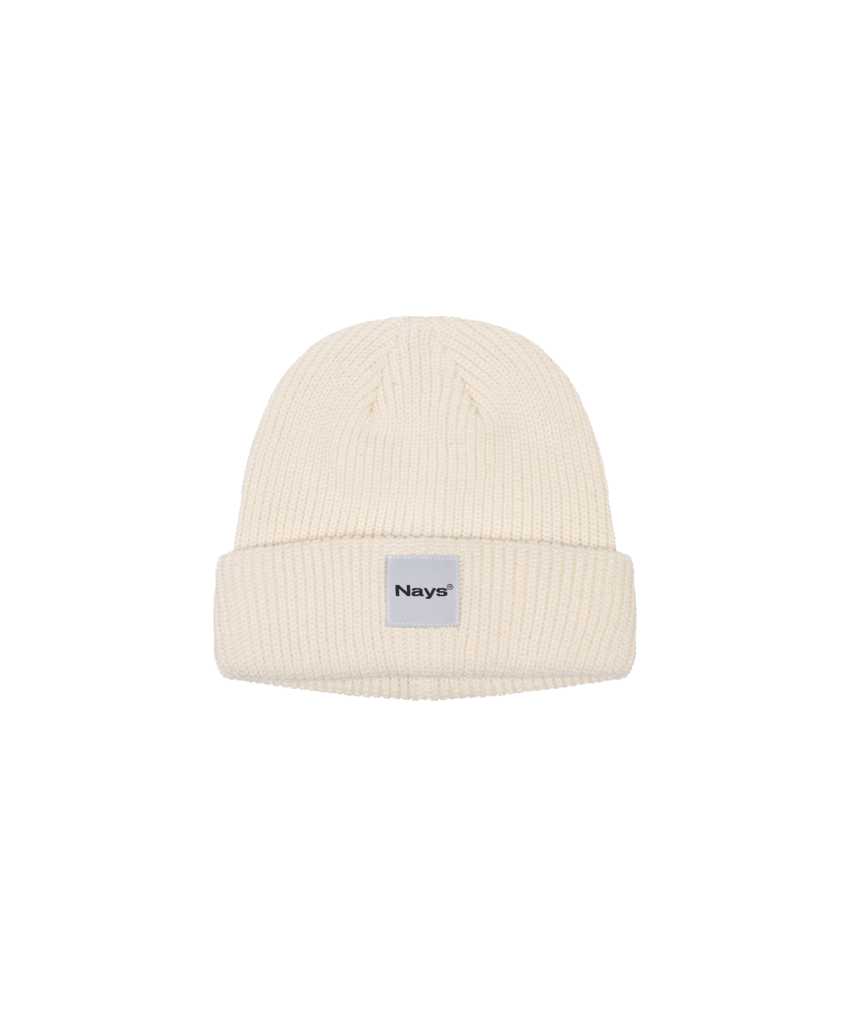 Creme-farbige Strickmütze mit breitem Umschlag. Auf dem Umschlag ist mittig ein weißes Etikett mit schwarzem Nays Logo Schriftzug.