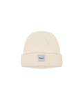 Creme-farbige Strickmütze mit breitem Umschlag. Auf dem Umschlag ist mittig ein weißes Etikett mit schwarzem Nays Logo Schriftzug.