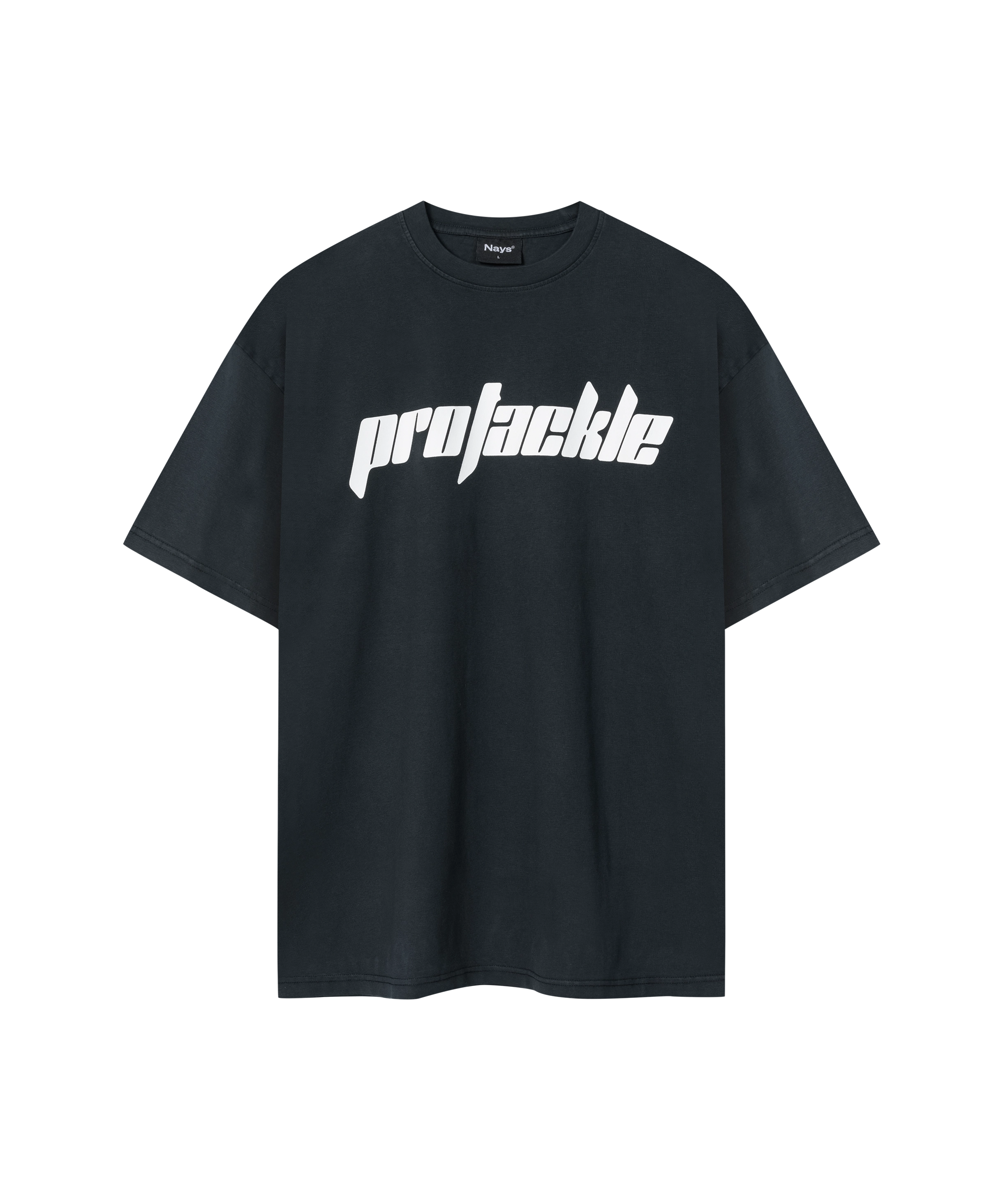Ausgewaschenes schwarzes Nays Pro Tackle T-Shirt mit weißem Schriftzug - Frontansicht.