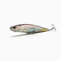 Nays Oberflächen Angel Köder in hellem Silber mit schillernden Schuppen und goldenem Schwanz – eine vielseitige Wahl für unterschiedliche Lichtverhältnisse. Hohe Attraktivität für viele Fischarten – ideal für Barsch, Rapfen und Hecht. Optimale Sichtbarkeit und Bissausbeute dank zwei scharfer BKK Drillingshaken.