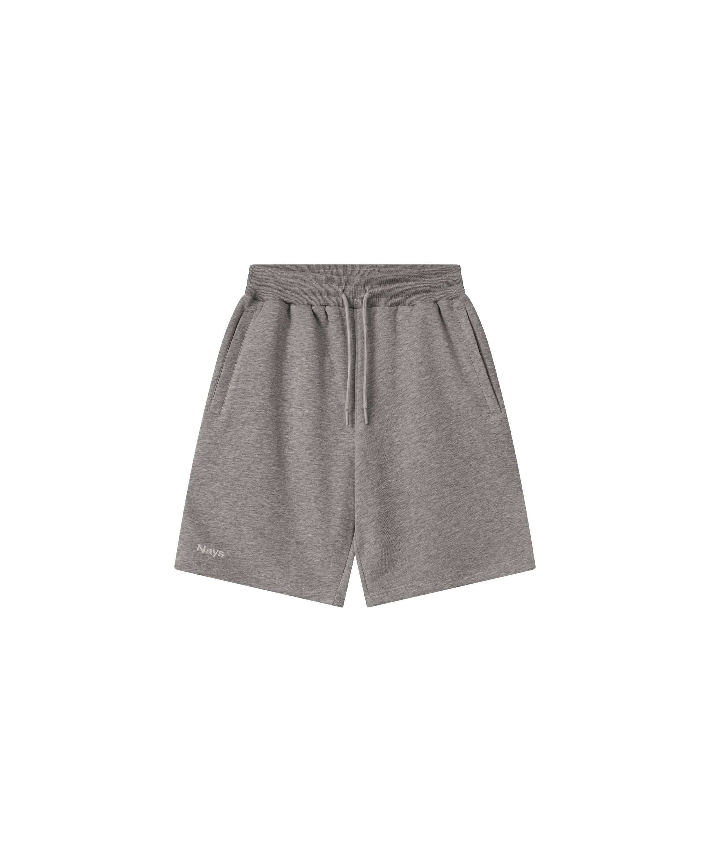 Das Produktbild zeigt die Nays Cotton Shorts in grau und einem dezenten, gesticktem Logo auf dem rechten Bein. Zu erkennen sind Zwei Seitentaschen und ein mit Bündchen einstellbarer Saum.