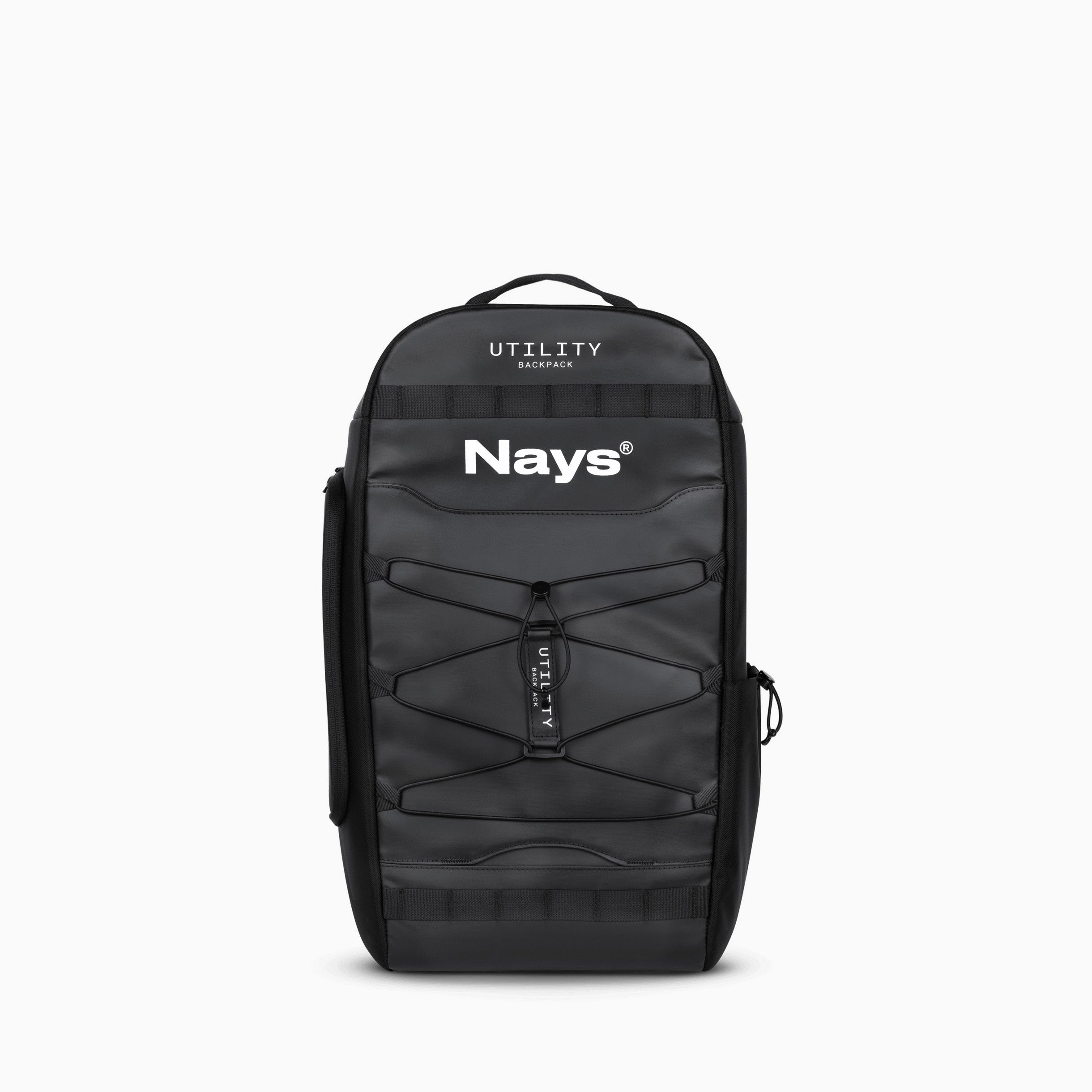 Das Bild zeigt einen schwarzen Rucksack in der Frontalansicht. Deutlich zu erkennen in weiß ist ein großes Logo, sowie etwas kleiner darüber ein weiterer Print mit Utility Backpack. Außen angebracht eine elastische Schnürung zur Befestigung von Kleidung oder Keschern.