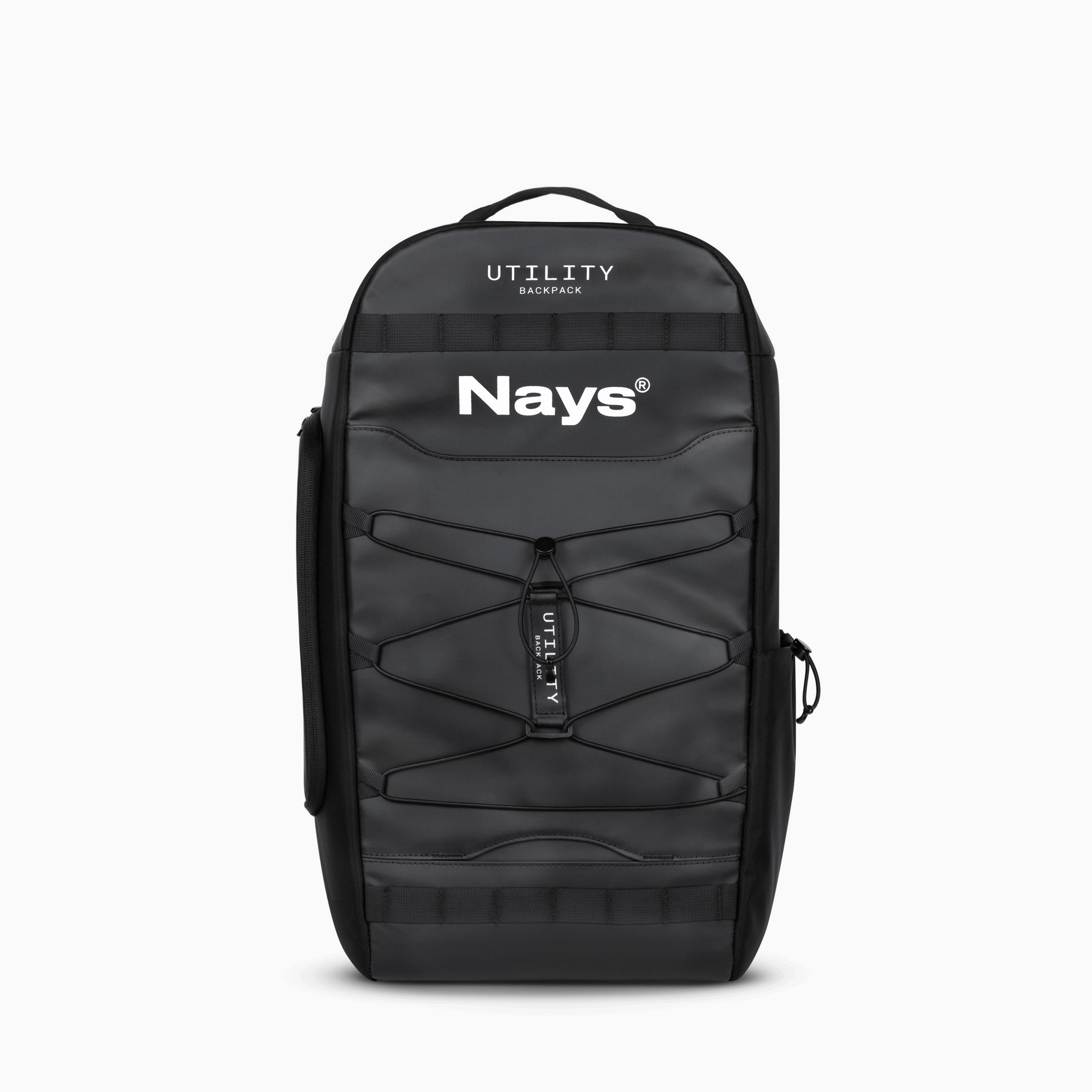 Das Bild zeigt einen schwarzen Rucksack in der Frontalansicht. Deutlich zu erkennen in weiß ist unser großes Logo, sowie etwas kleiner darüber ein weiterer Print mit Utility Backpack. Außen angebracht eine elastische Schnürung zur Befestigung von Kleidung oder Keschern.