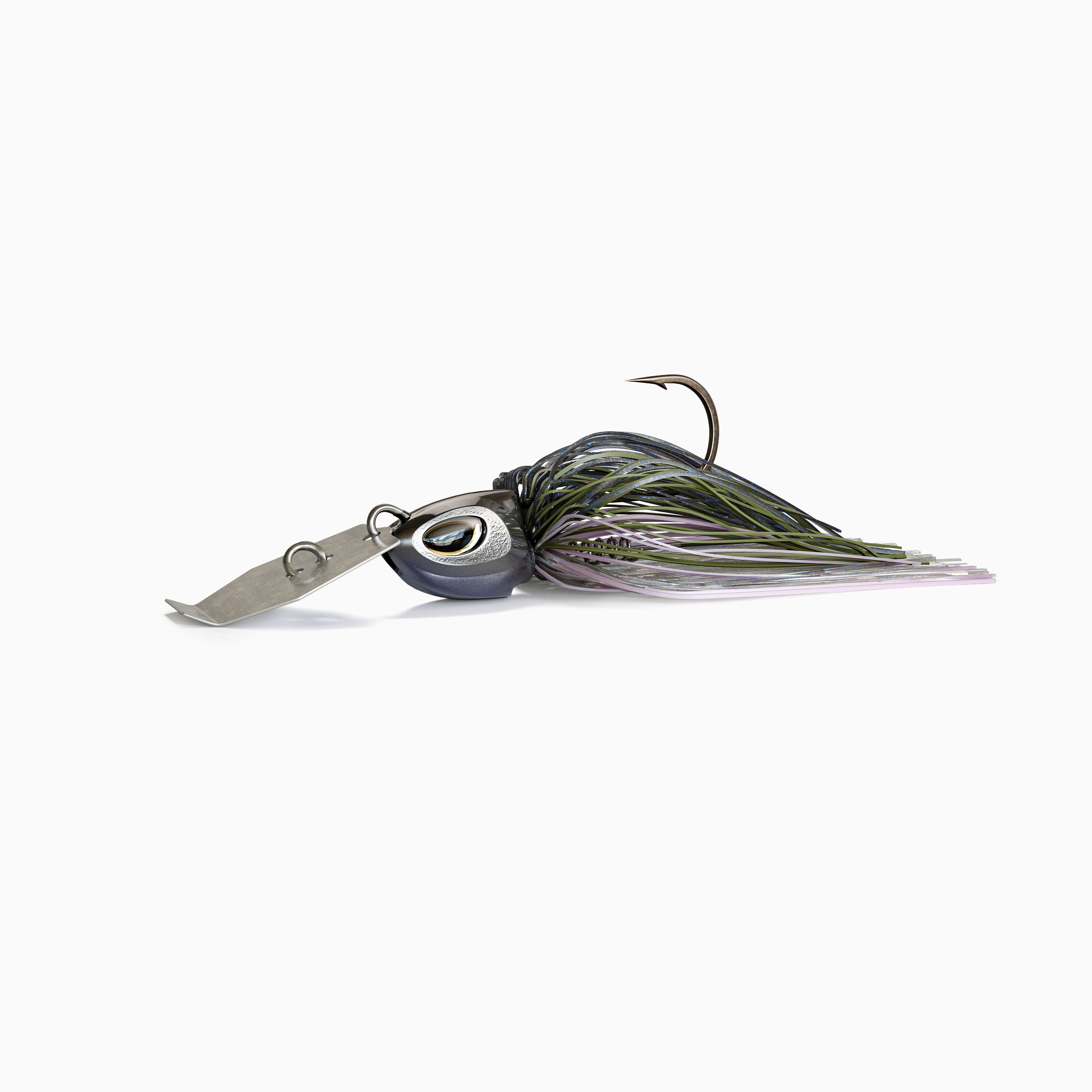 Das Bild zeigt einen Bladed Jig mit einer Metallplatte am Kopf, die unter Zug vibriert und reflektiert. Der Kopf mit realistischen Augen ist braun flieder glänzend und das Fransenkleid des Jig ist in den Farben Grau, Grün und Rosa gehalten.