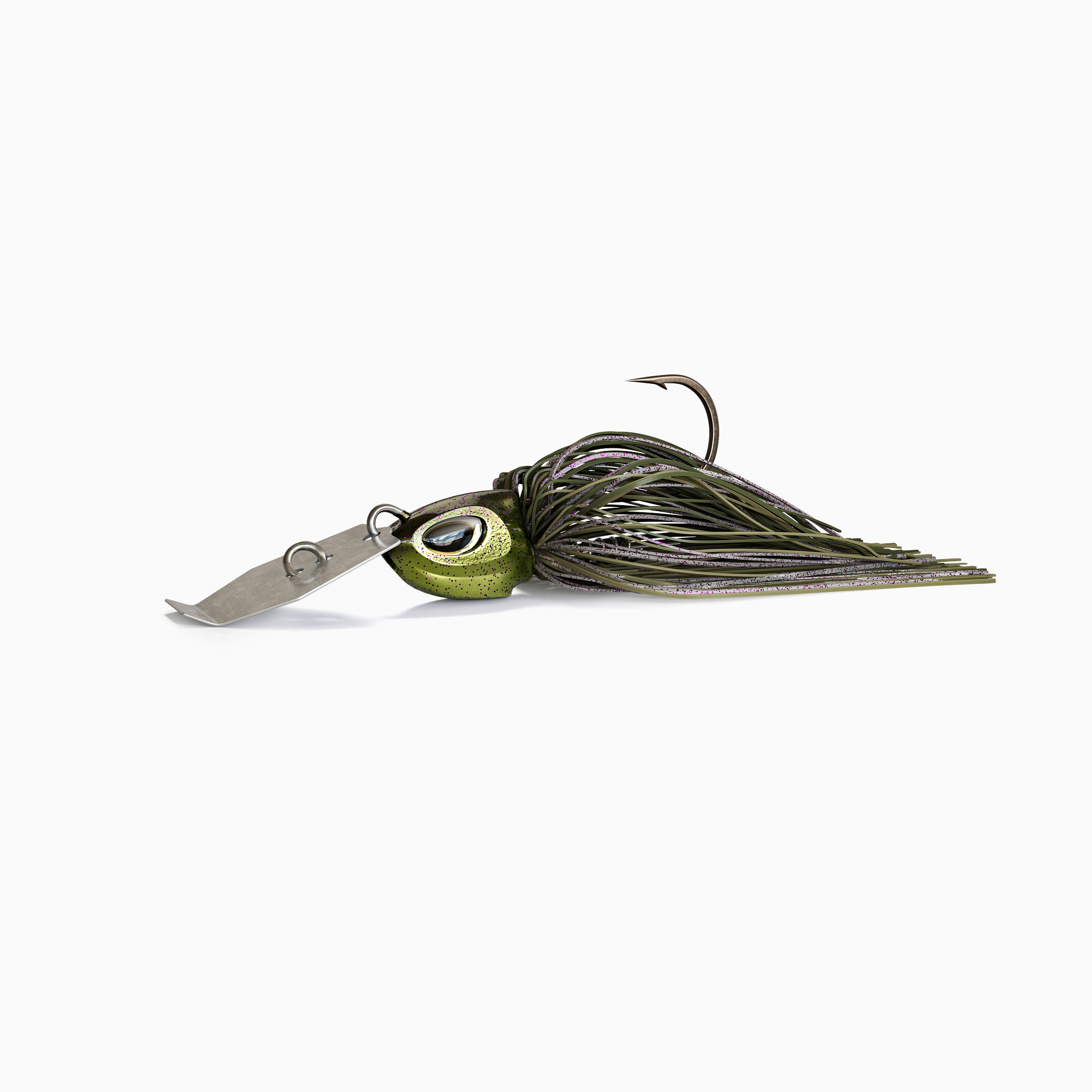 Das Bild zeigt einen Bladed Jig mit einer Metallplatte am Kopf, die unter Zug vibriert und reflektiert. Der Kopf mit realistischen Augen ist grün gold glänzend und das Fransenkleid des Jig ist in den Farben Oliv, Grün und weiß gehalten.