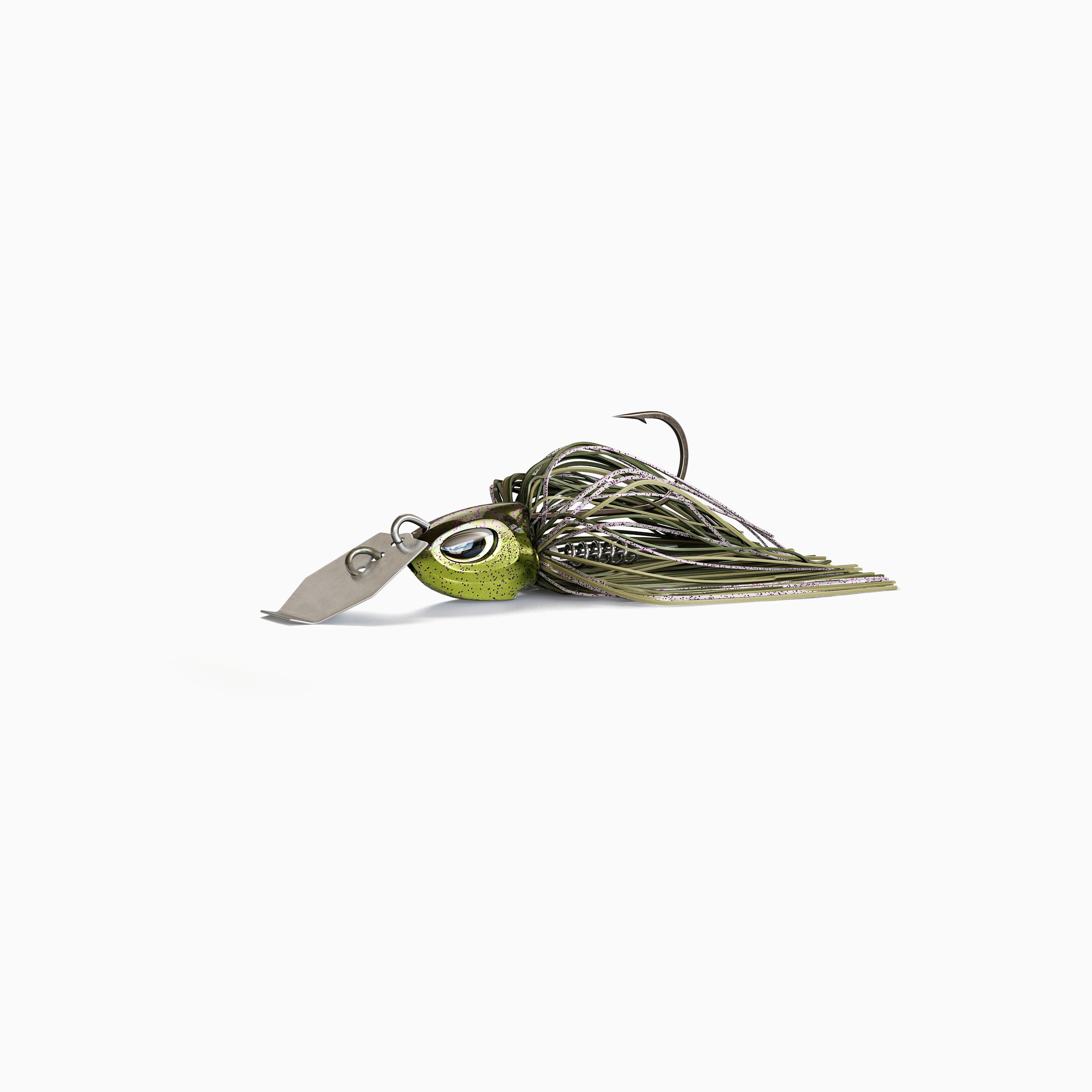 Das Bild zeigt einen Bladed Jig mit einer Metallplatte am Kopf, die unter Zug vibriert und reflektiert. Der Kopf mit realistischen Augen ist grün gold glänzend und das Fransenkleid des Jig ist in den Farben Oliv, Grün und weiß gehalten.