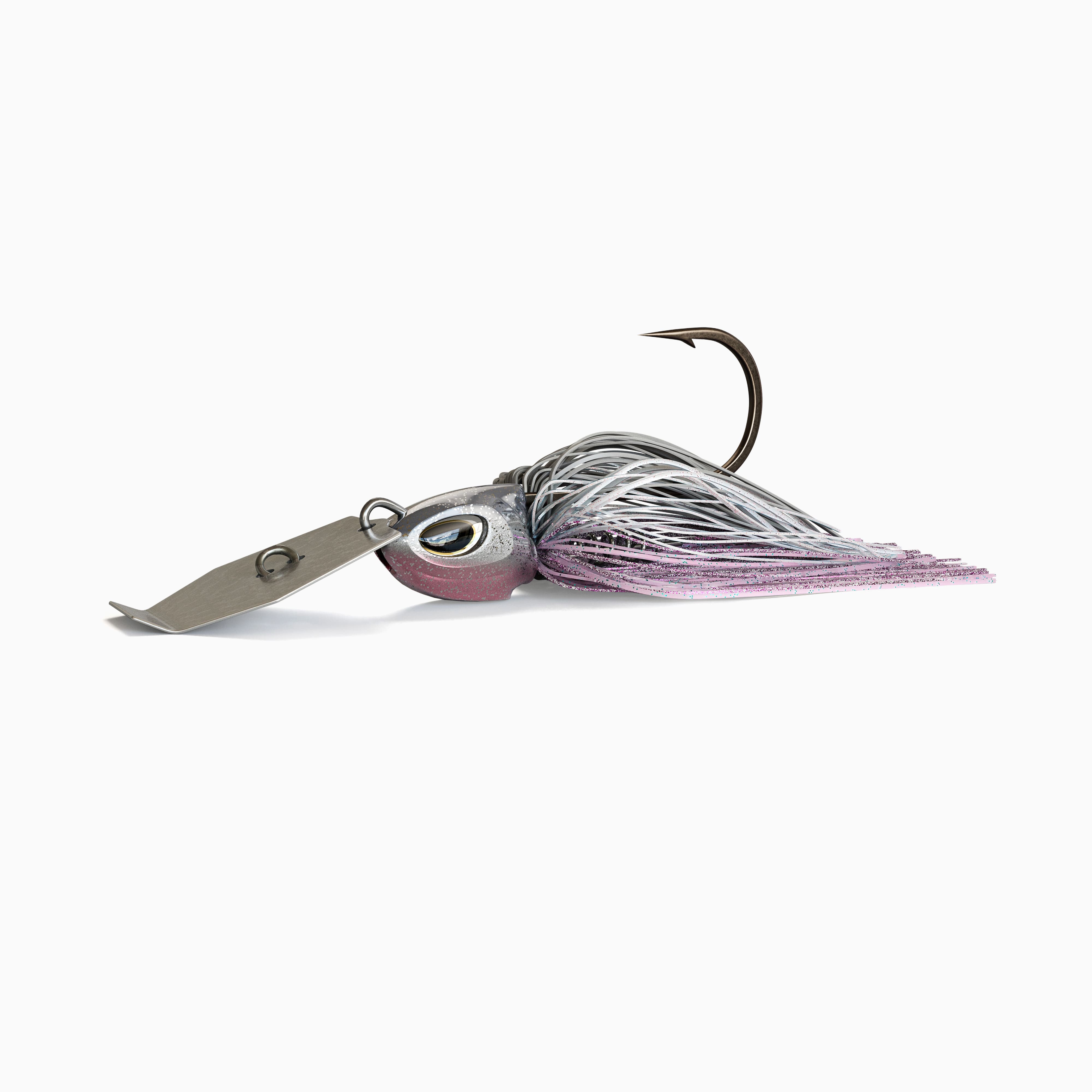 Das Bild zeigt einen Bladed Jig mit einer Metallplatte am Kopf, die unter Zug vibriert und reflektiert. Der Kopf mit realistischen Augen ist silber und rosa glänzend und das Fransenkleid des Jig ist in den Farben Grau, Weiß und Rosa gehalten.