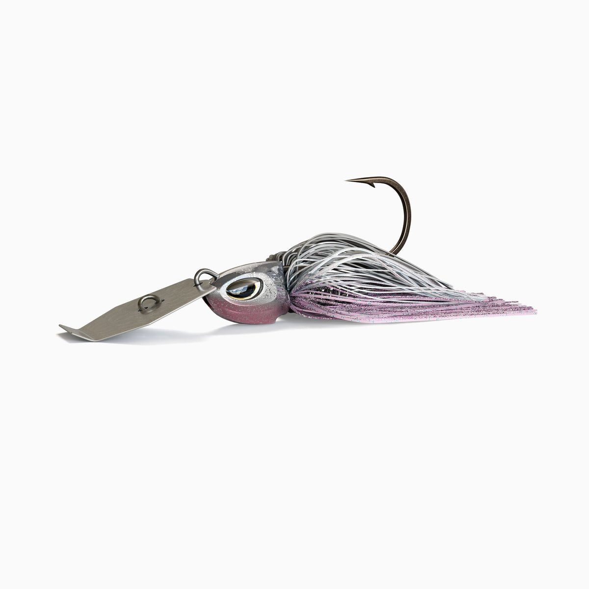 Das Bild zeigt einen Bladed Jig mit einer Metallplatte am Kopf, die unter Zug vibriert und reflektiert. Der Kopf mit realistischen Augen ist silber und rosa glänzend und das Fransenkleid des Jig ist in den Farben Grau, Weiß und Rosa gehalten.