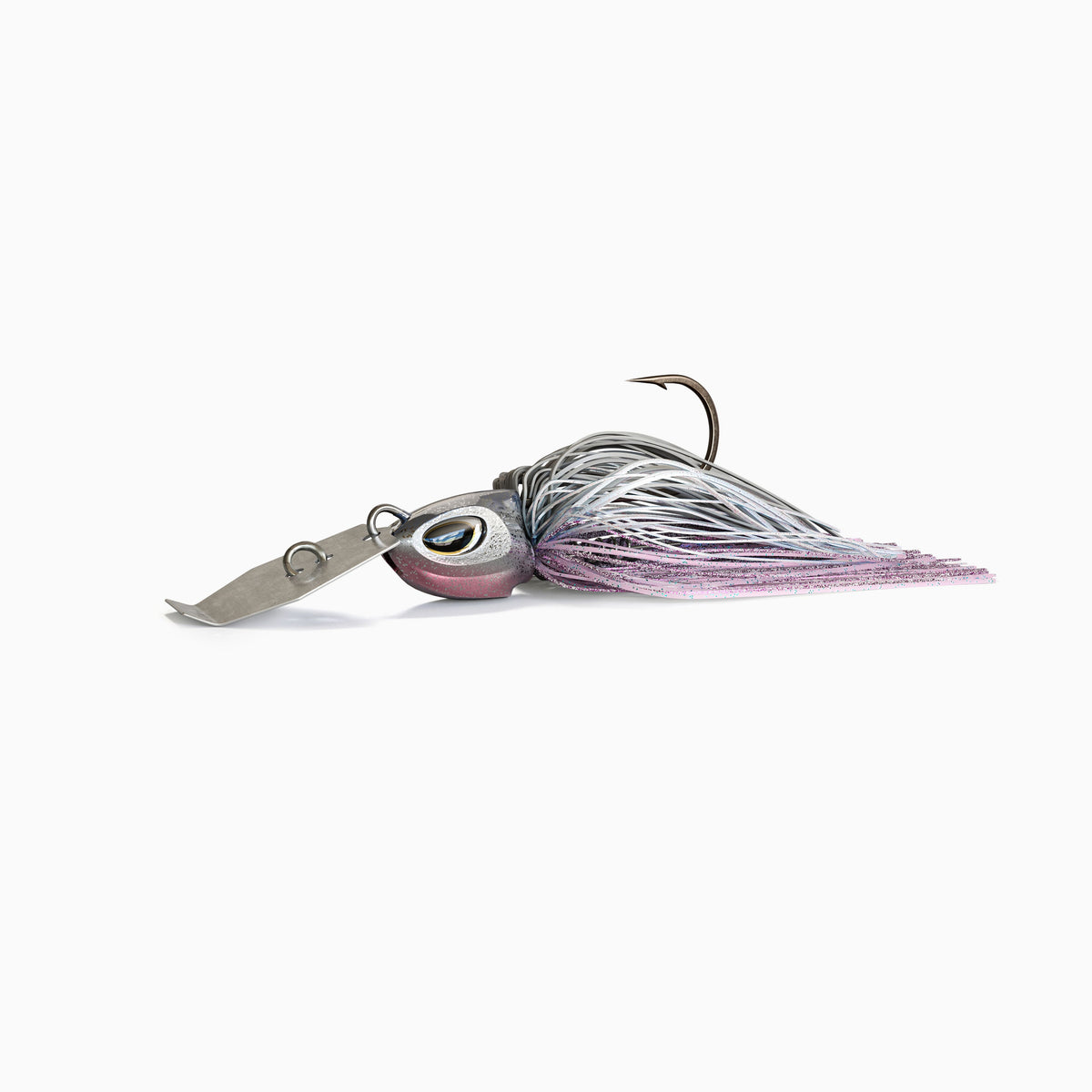 Das Bild zeigt einen Bladed Jig mit einer Metallplatte am Kopf, die unter Zug vibriert und reflektiert. Der Kopf mit realistischen Augen ist silber und rosa glänzend und das Fransenkleid des Jig ist in den Farben Grau, Weiß und Rosa gehalten.