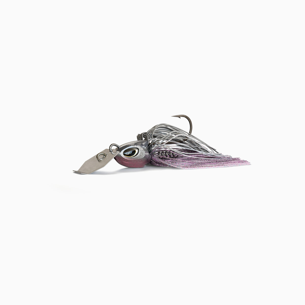 Das Bild zeigt einen Bladed Jig mit einer Metallplatte am Kopf, die unter Zug vibriert und reflektiert. Der Kopf mit realistischen Augen ist silber und rosa glänzend und das Fransenkleid des Jig ist in den Farben Grau, Weiß und Rosa gehalten.