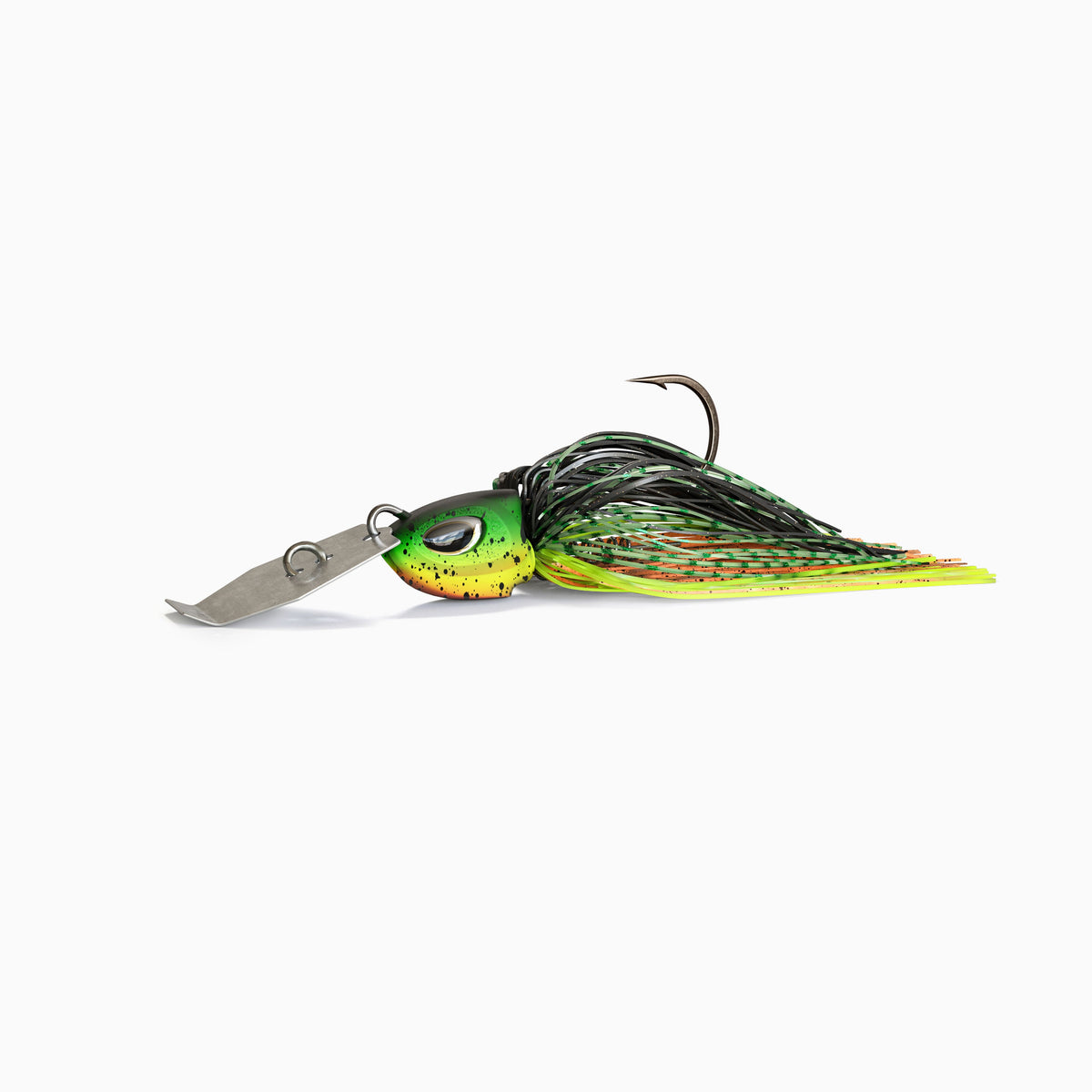 Das Bild zeigt einen Bladed Jig mit einer Metallplatte am Kopf, die unter Zug vibriert und reflektiert. Der Kopf mit realistischen Augen ist grün gelb rot. Das Fransenkleid des Jig ist in den Farben Grün, Gelb, Orange und Schwarz gehalten.