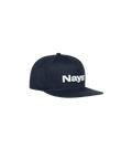 Auf dem Bild sieht man eine blaue Schirmmütze mit einem weißen Logo-Schriftzug von Nays.
