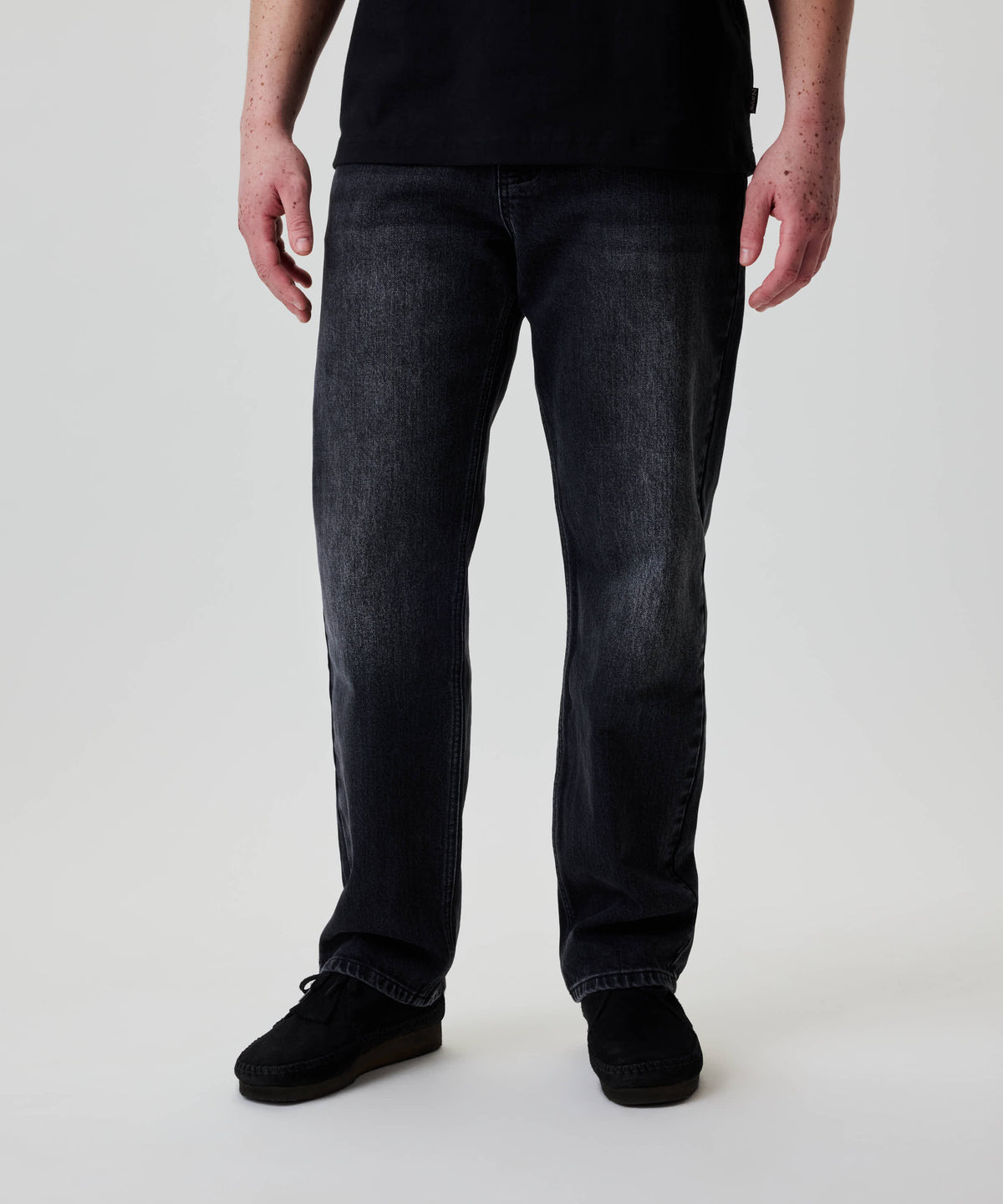 Nays Regular Fit Jeans in dunklem Denim, gerade geschnitten mit 5-Pocket-Design. Gesehen mit schwarzen Schnürschuhen, bieten Komfort und Bewegungsfreiheit durch Elasthananteil.