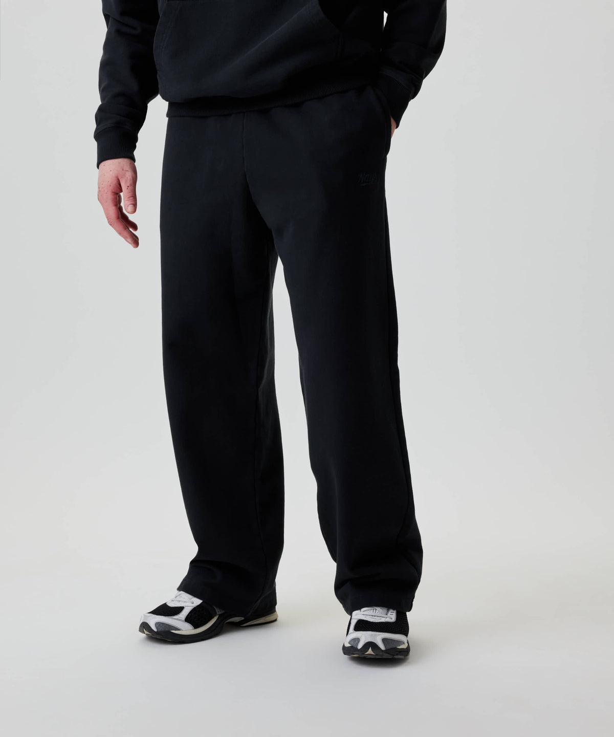 Die Nays Straight Leg Sweatpants zeigen einen entspannten Look mit weitem Schnitt und Komfort, ergänzt durch Taschen mit YKK Zippern.