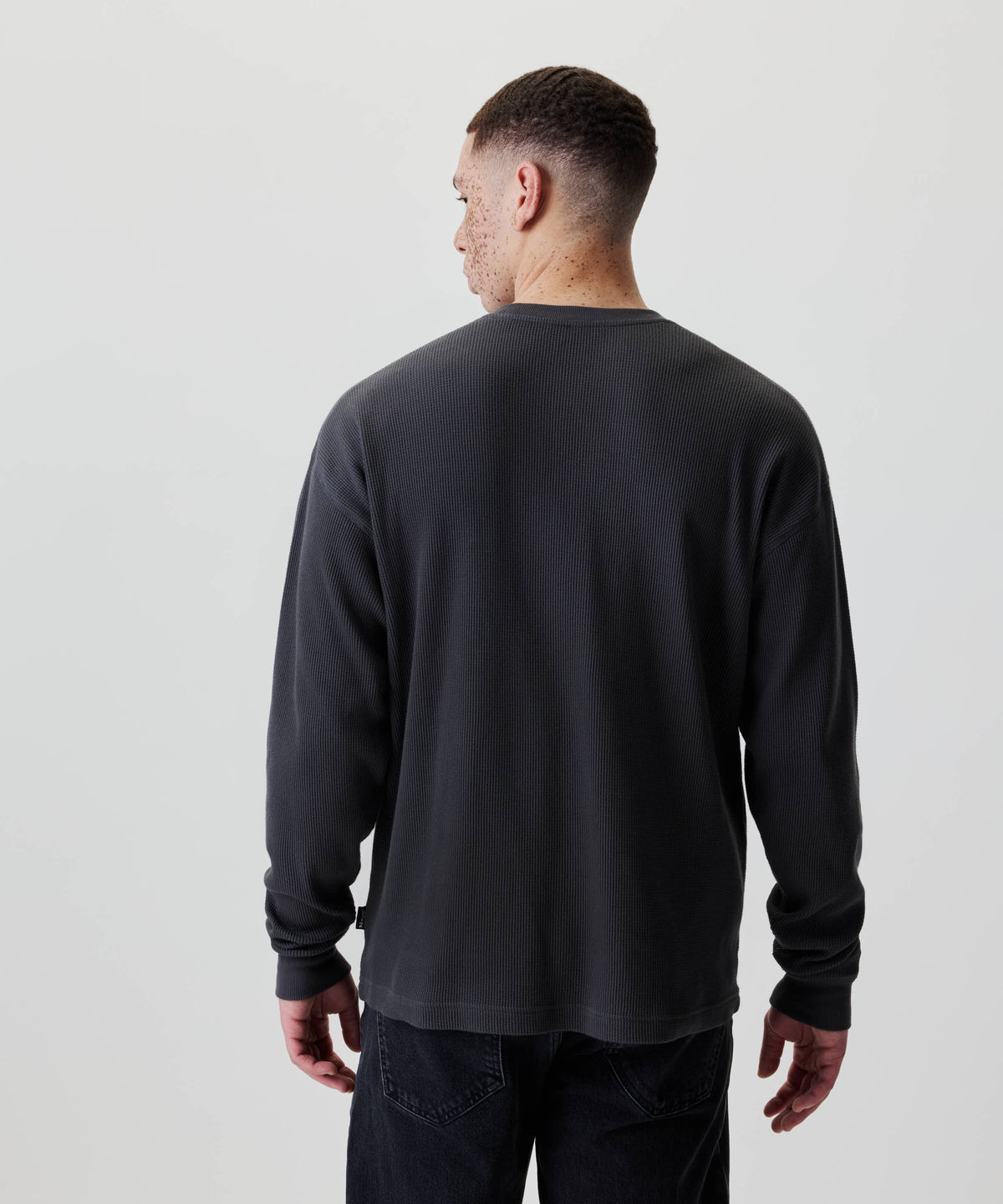 Mann trägt das Nays Classic Waffle Longsleeve aus strukturiertem Baumwollmaterial, das durch dezente Naht-Details und ein hochwertiges Flag-Label besticht.