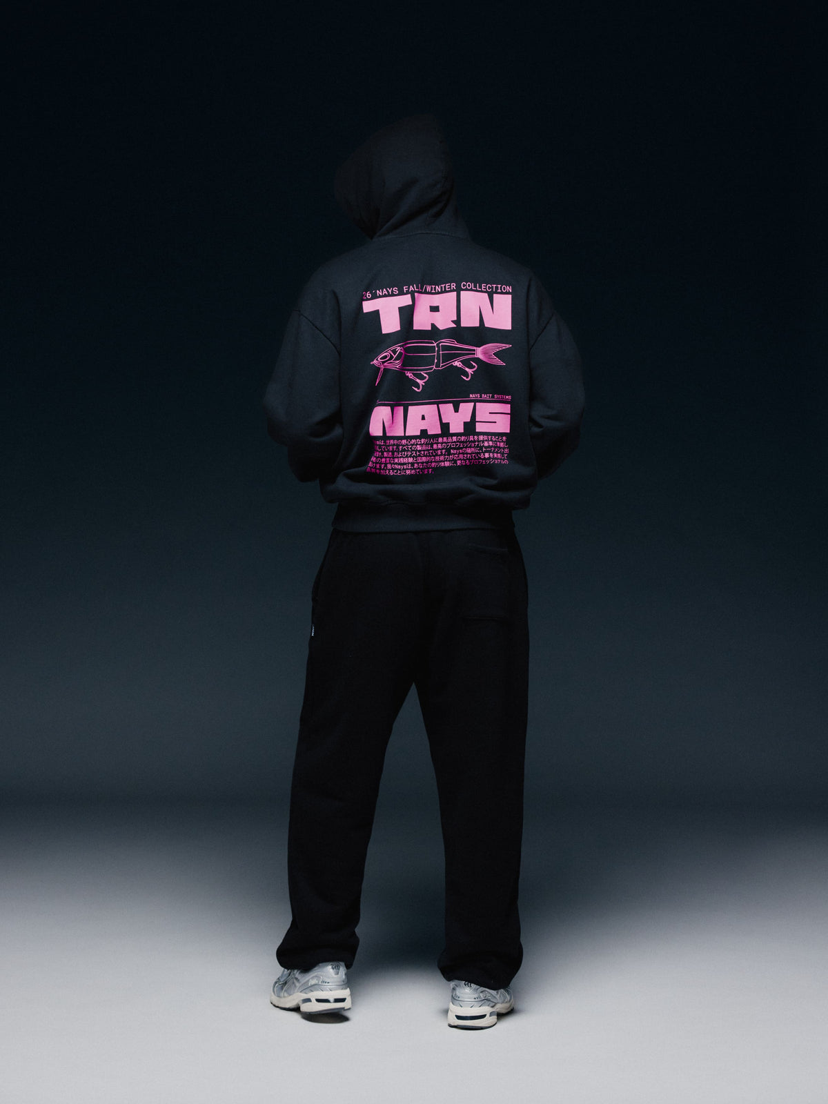 Schwarz-rosa NAYS TRN Hoodie der Fall Winter Collection von hinten getragen.