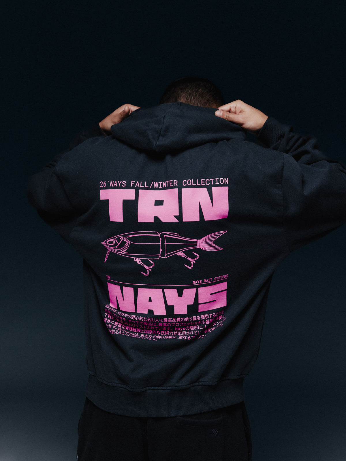 Nahaufnahme von hinten: NAYS TRN Hoodie mit rosa TRN-Schriftzug und Backprint.