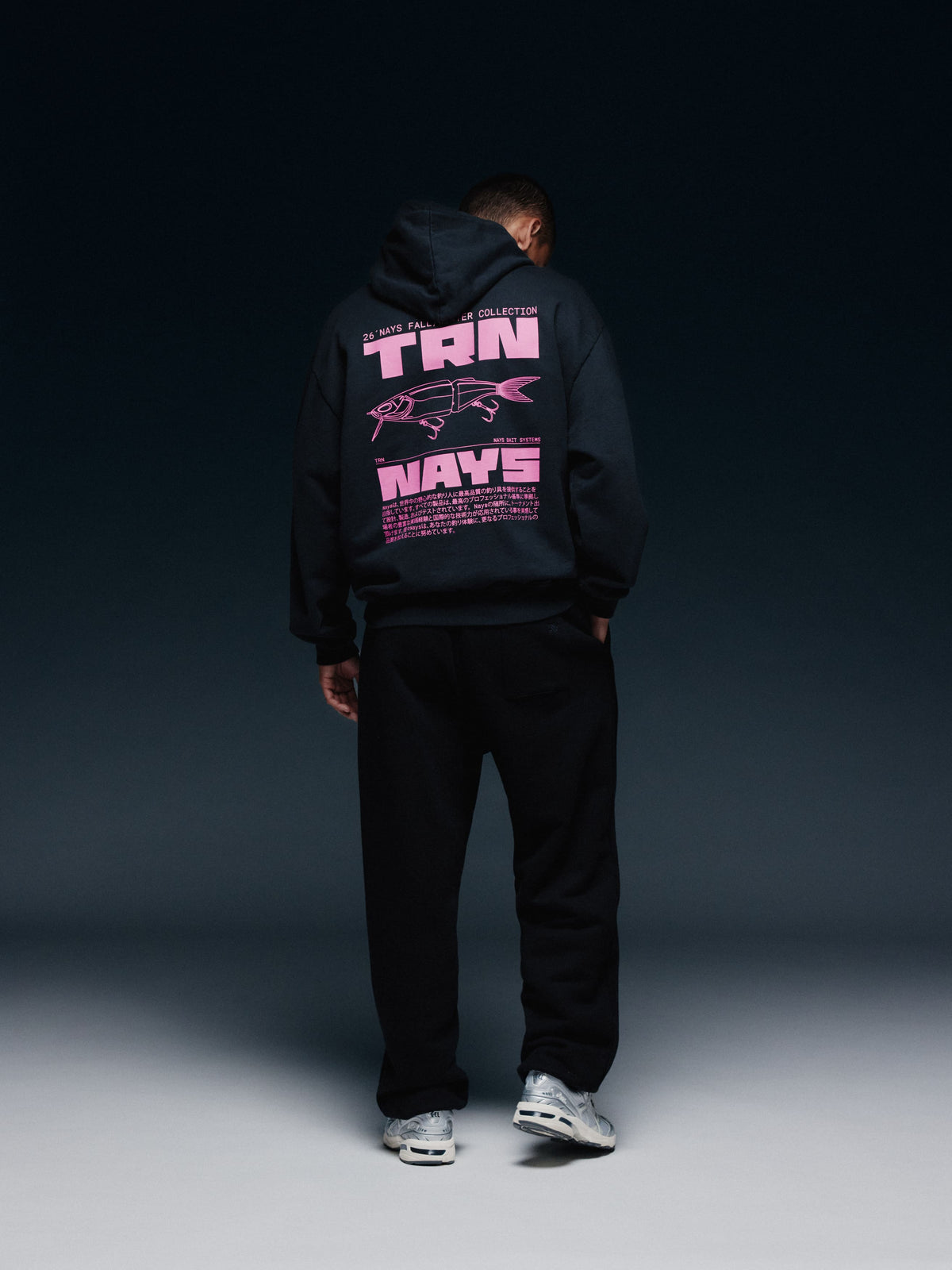 Rückansicht des schwarzen NAYS TRN Hoodies mit rosa Print und Köder-Grafik